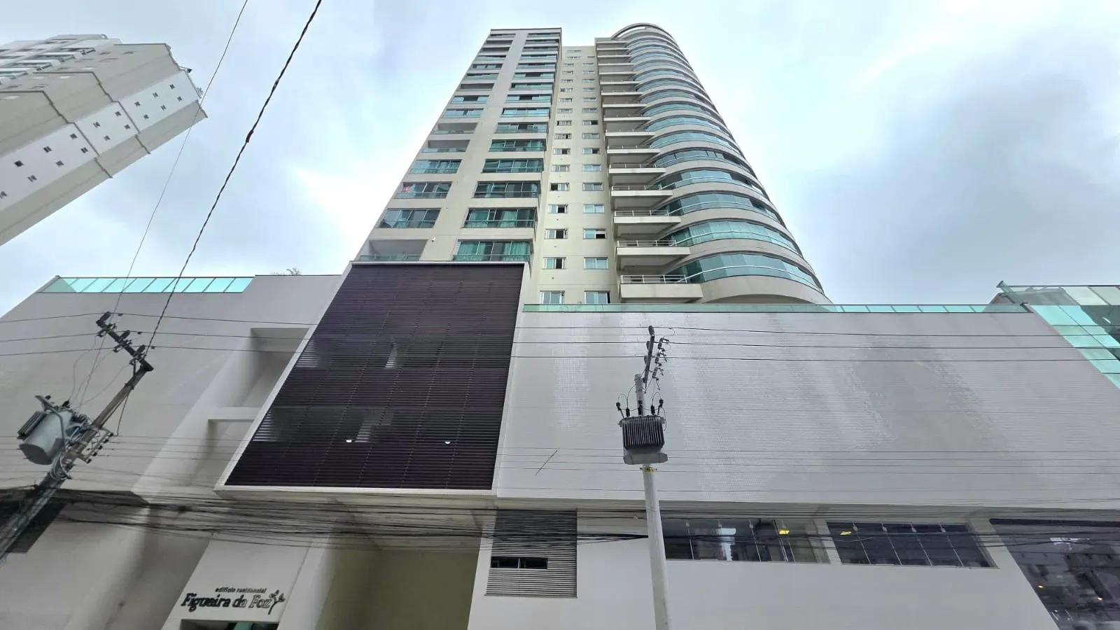 Apartamento com 3 dormitórios sendo 1 suíte e 2 vagas de garagem em Balneário Camboriú/SC