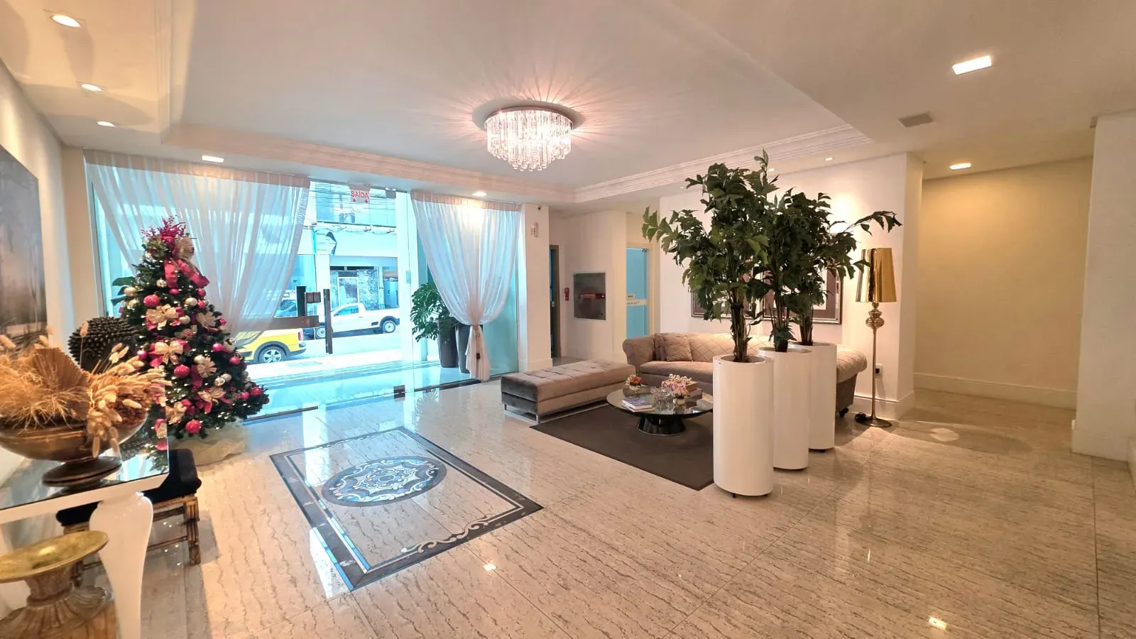 Apartamento com 3 dormitórios sendo 1 suíte e 2 vagas de garagem em Balneário Camboriú/SC