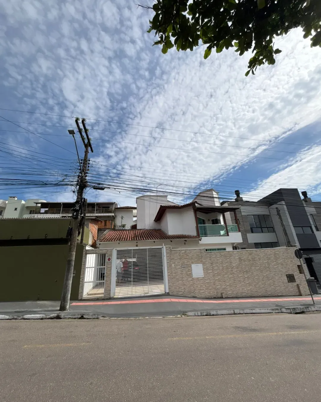 Casa com 3 dormitórios sendo 1 suíte e 4 vagas de garagem em Balneário Camboriú/SC