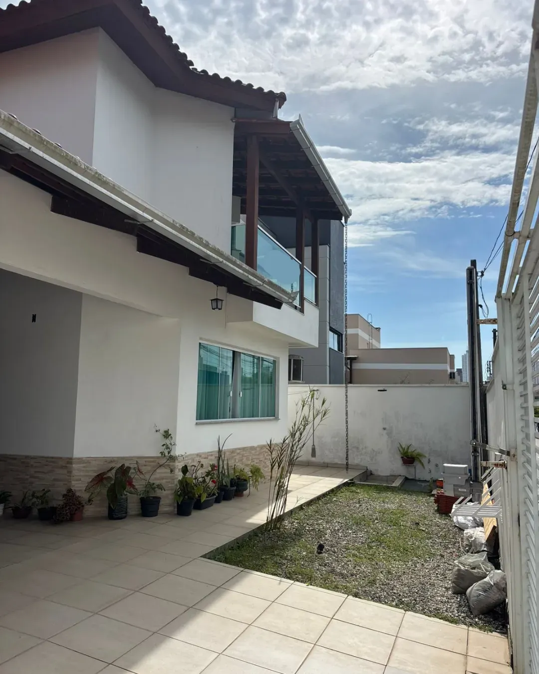 Casa com 3 dormitórios sendo 1 suíte e 4 vagas de garagem em Balneário Camboriú/SC