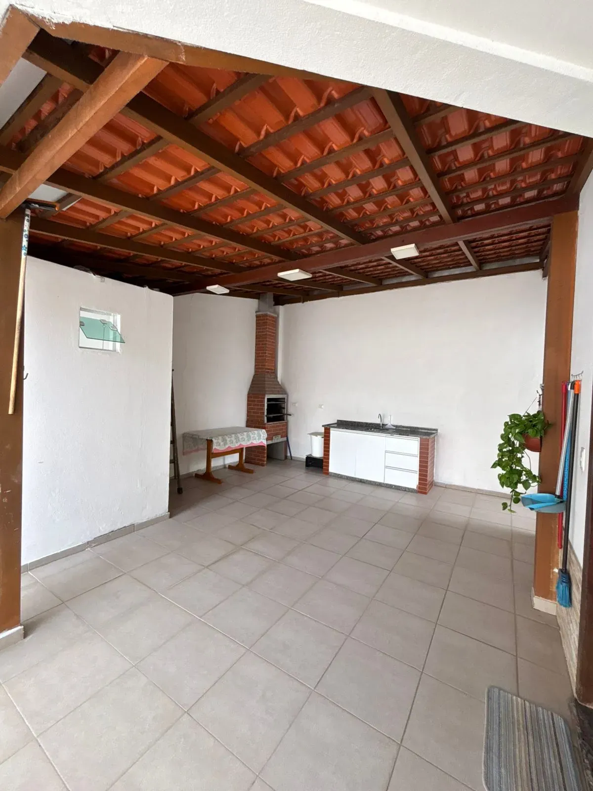 Casa com 3 dormitórios sendo 1 suíte e 4 vagas de garagem em Balneário Camboriú/SC