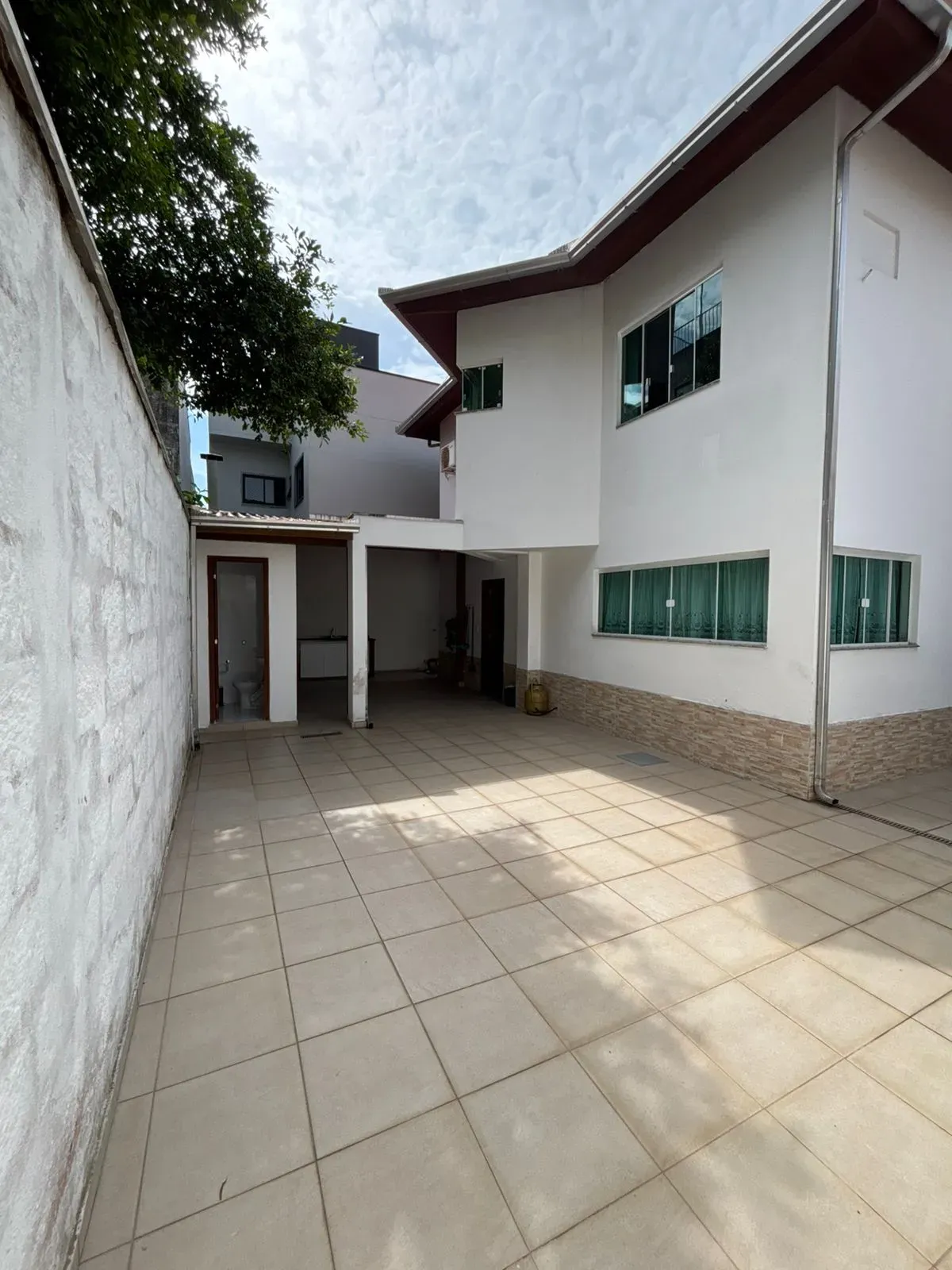 Casa com 3 dormitórios sendo 1 suíte e 4 vagas de garagem em Balneário Camboriú/SC