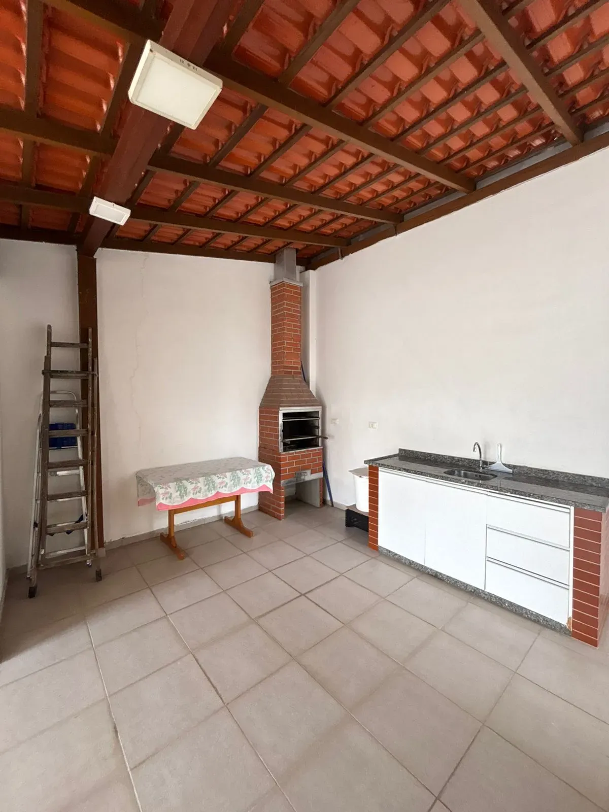 Casa com 3 dormitórios sendo 1 suíte e 4 vagas de garagem em Balneário Camboriú/SC