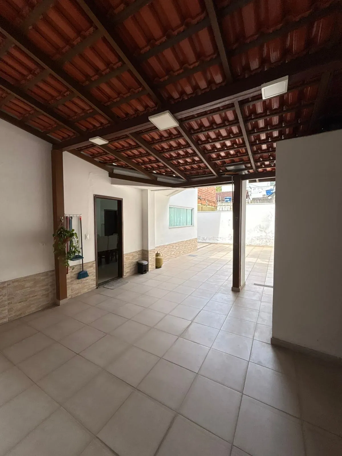 Casa com 3 dormitórios sendo 1 suíte e 4 vagas de garagem em Balneário Camboriú/SC