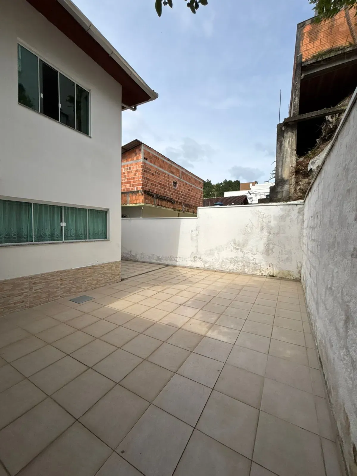 Casa com 3 dormitórios sendo 1 suíte e 4 vagas de garagem em Balneário Camboriú/SC