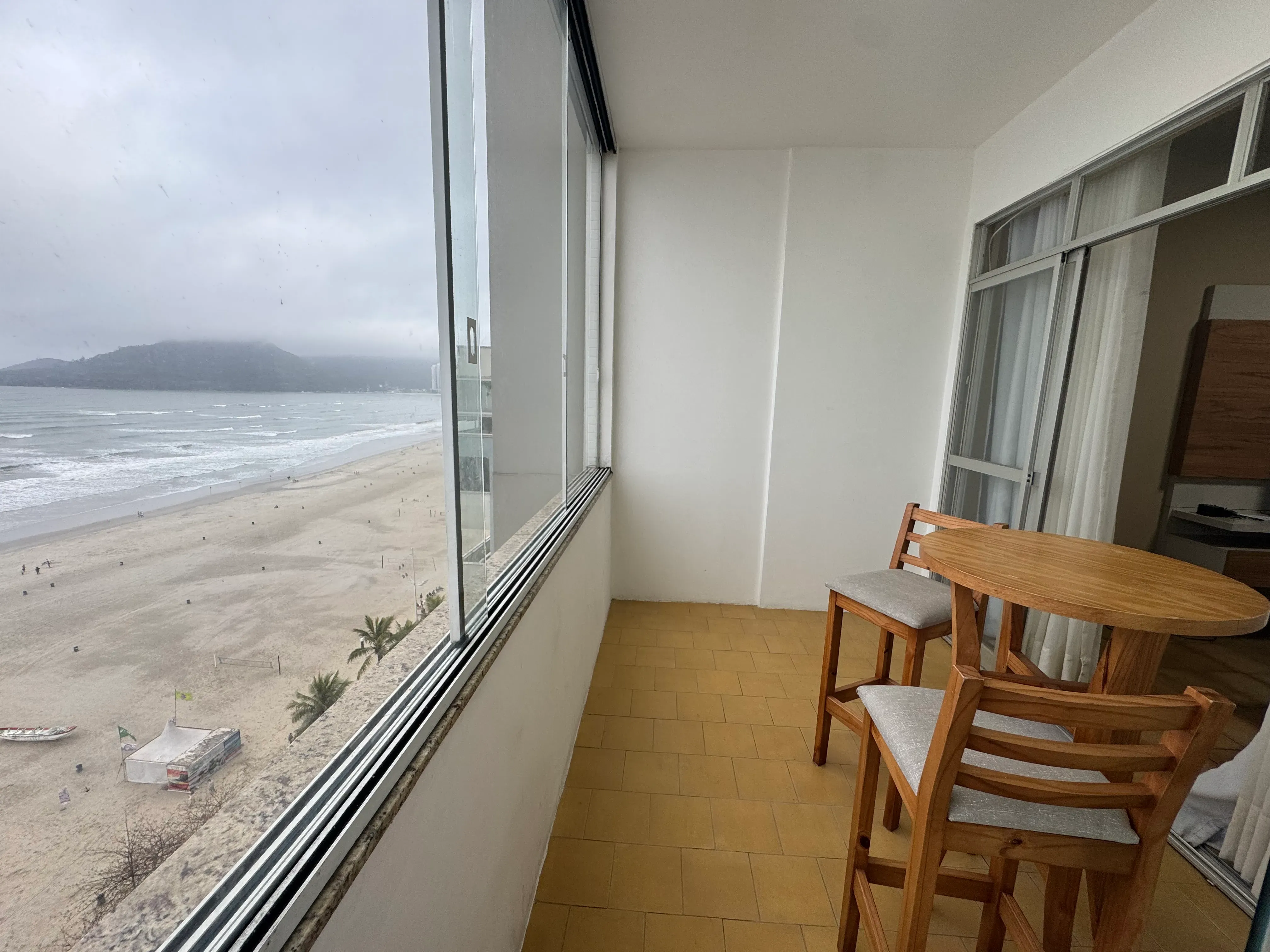 Apartamento frente mar com 3 dormitórios sendo 2 suítes e 1 vaga de garagem em Balneário Camboriú