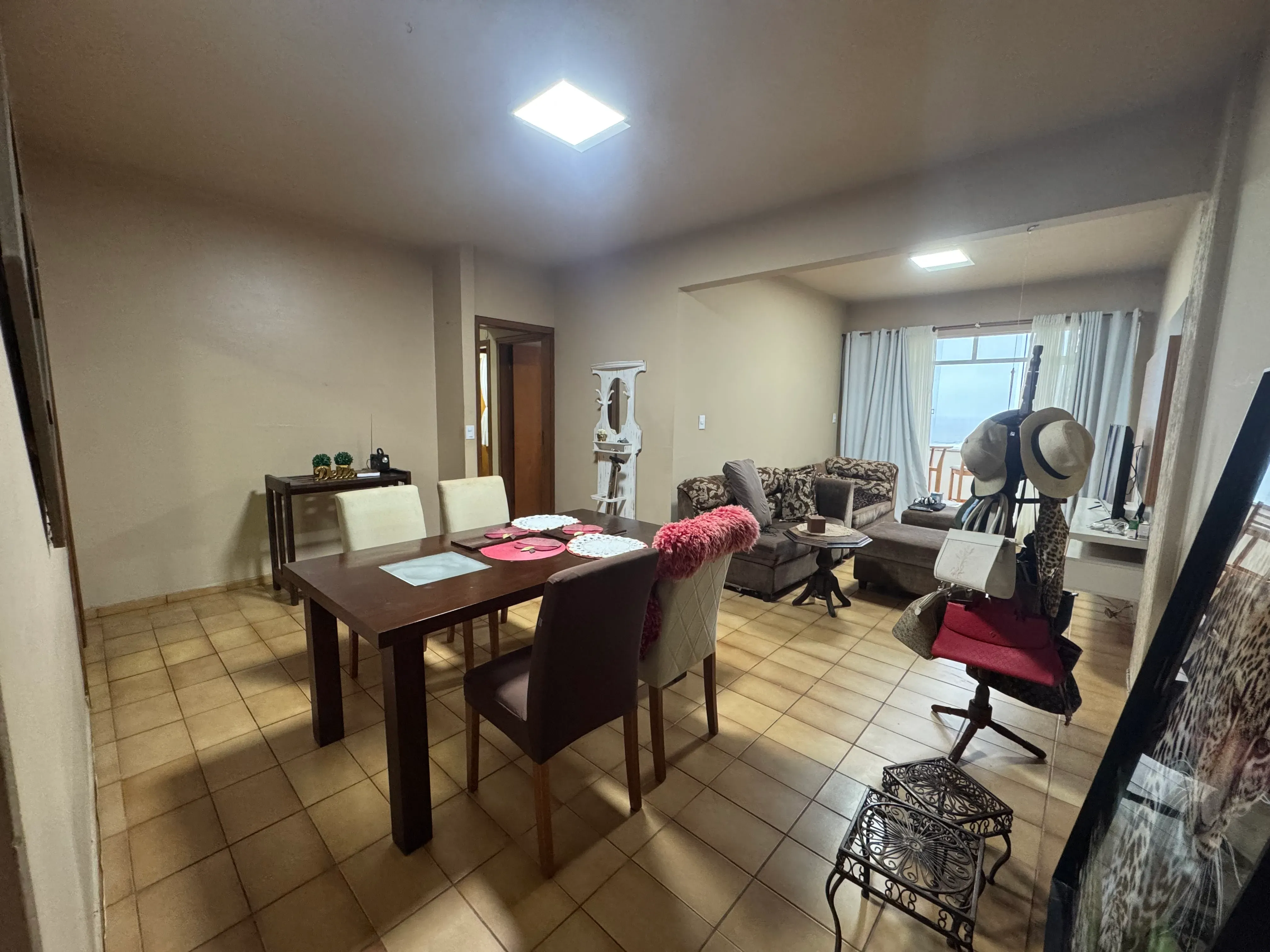 Apartamento frente mar com 3 dormitórios sendo 2 suítes e 1 vaga de garagem em Balneário Camboriú