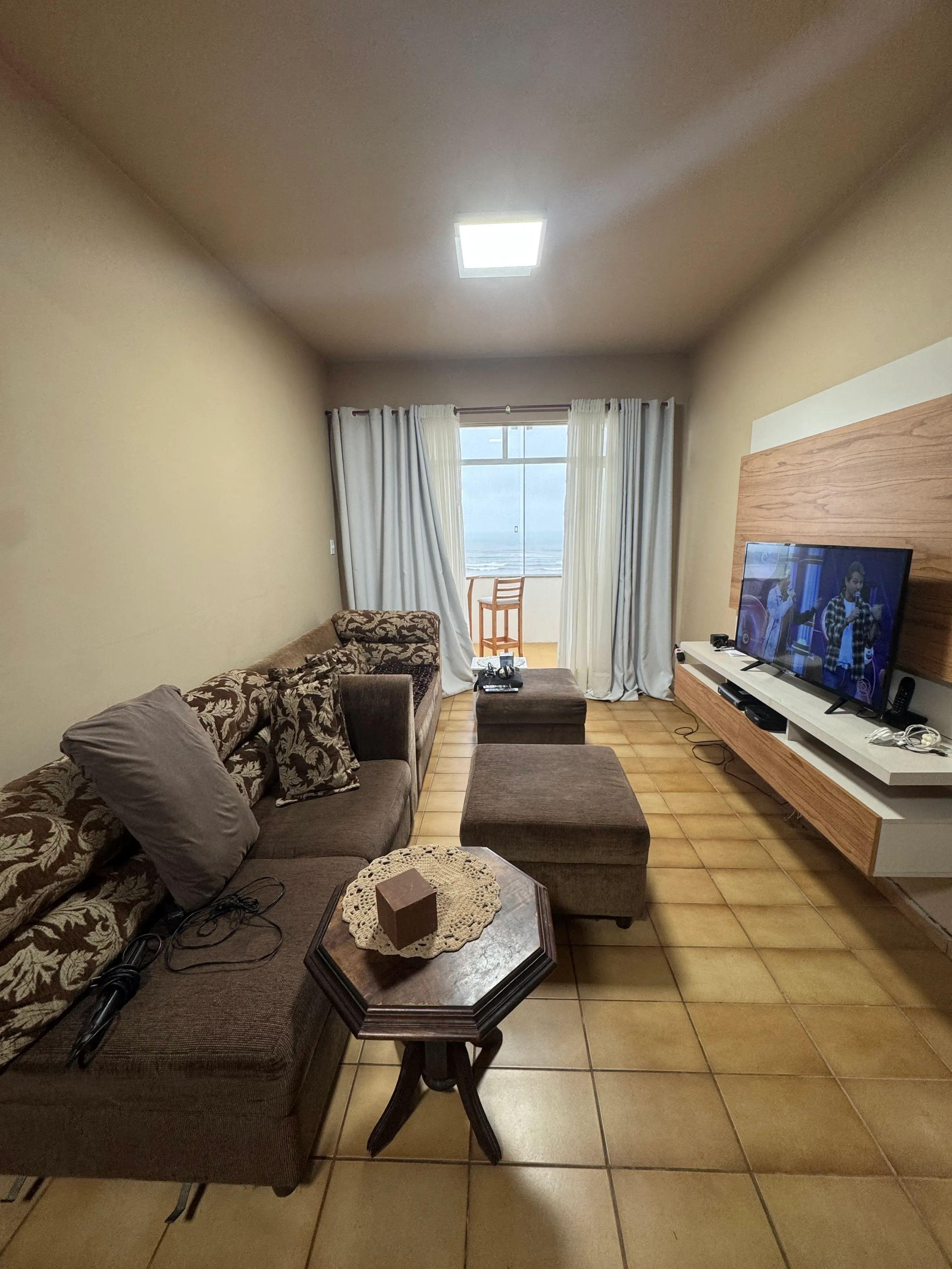 Apartamento frente mar com 3 dormitórios sendo 2 suítes e 1 vaga de garagem em Balneário Camboriú