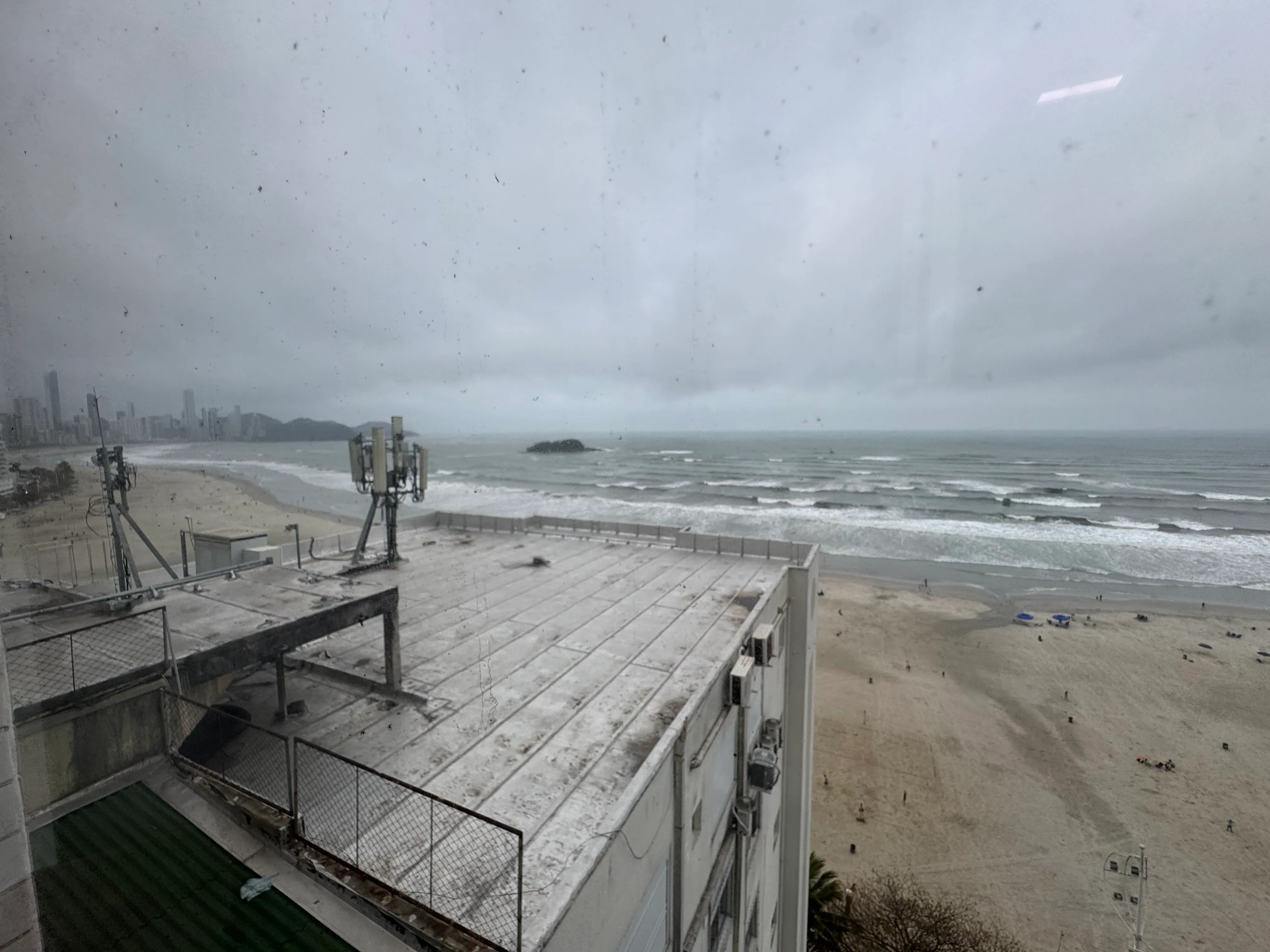 Apartamento frente mar com 3 dormitórios sendo 2 suítes e 1 vaga de garagem em Balneário Camboriú