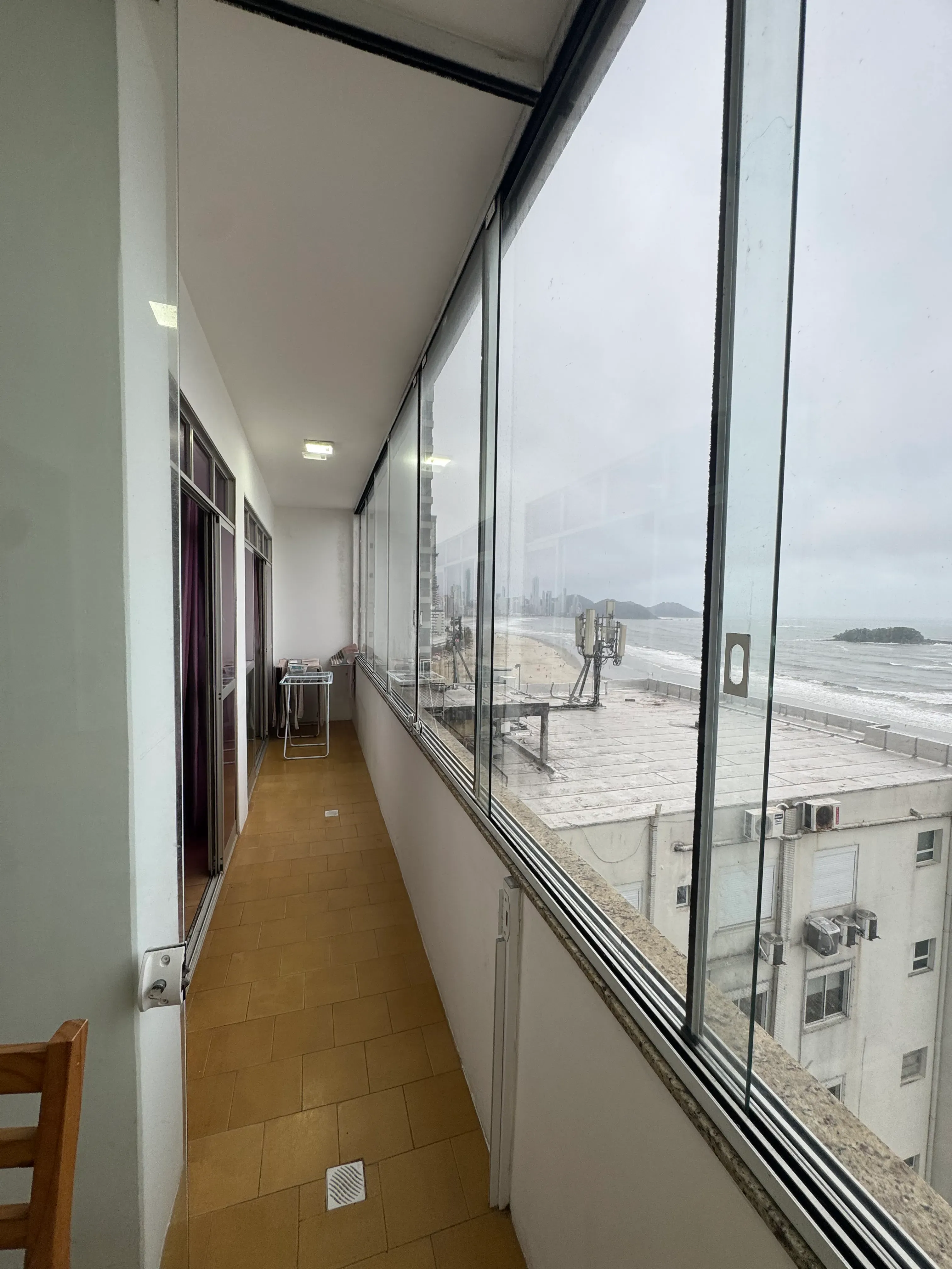 Apartamento frente mar com 3 dormitórios sendo 2 suítes e 1 vaga de garagem em Balneário Camboriú