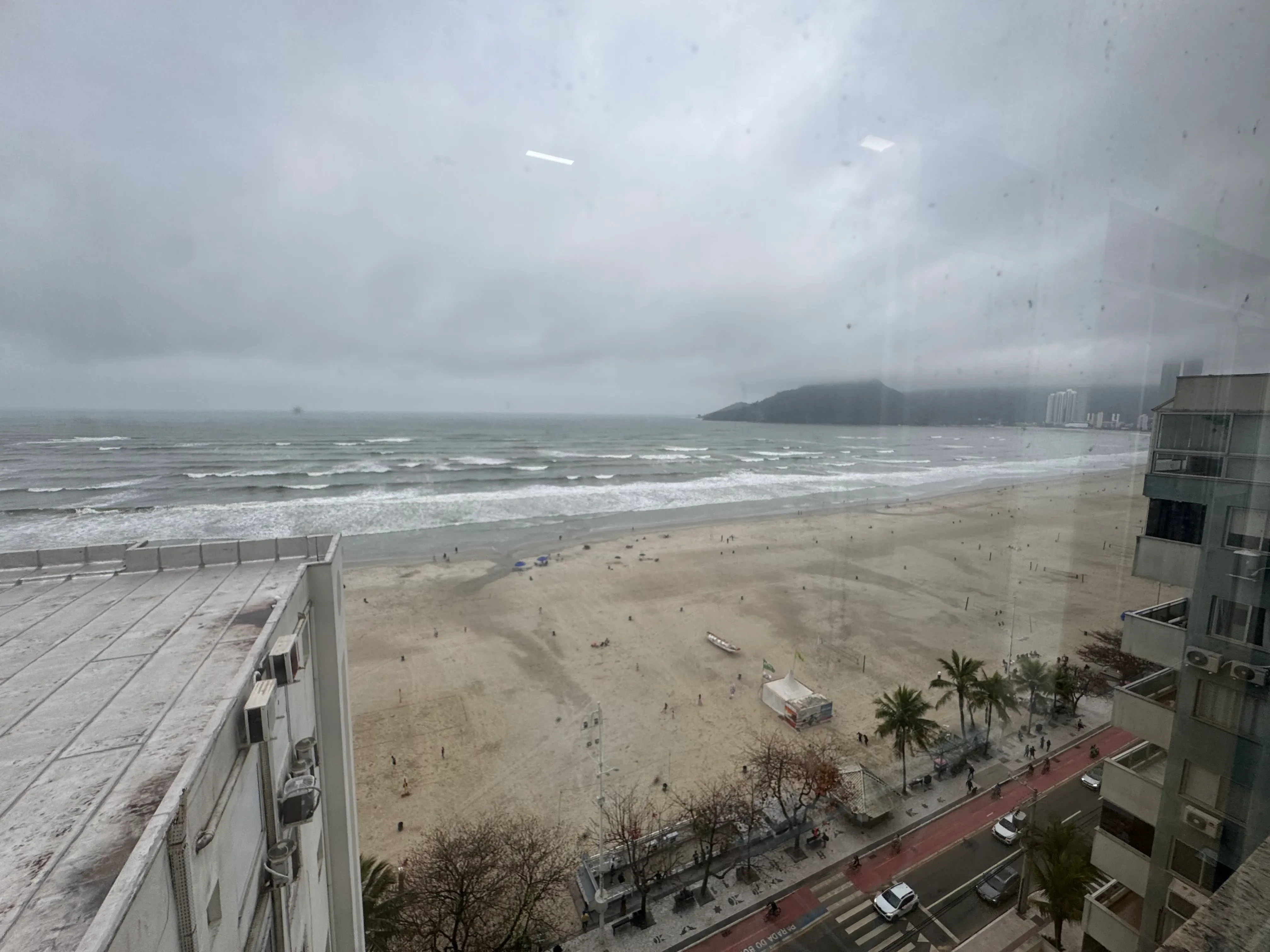 Apartamento frente mar com 3 dormitórios sendo 2 suítes e 1 vaga de garagem em Balneário Camboriú
