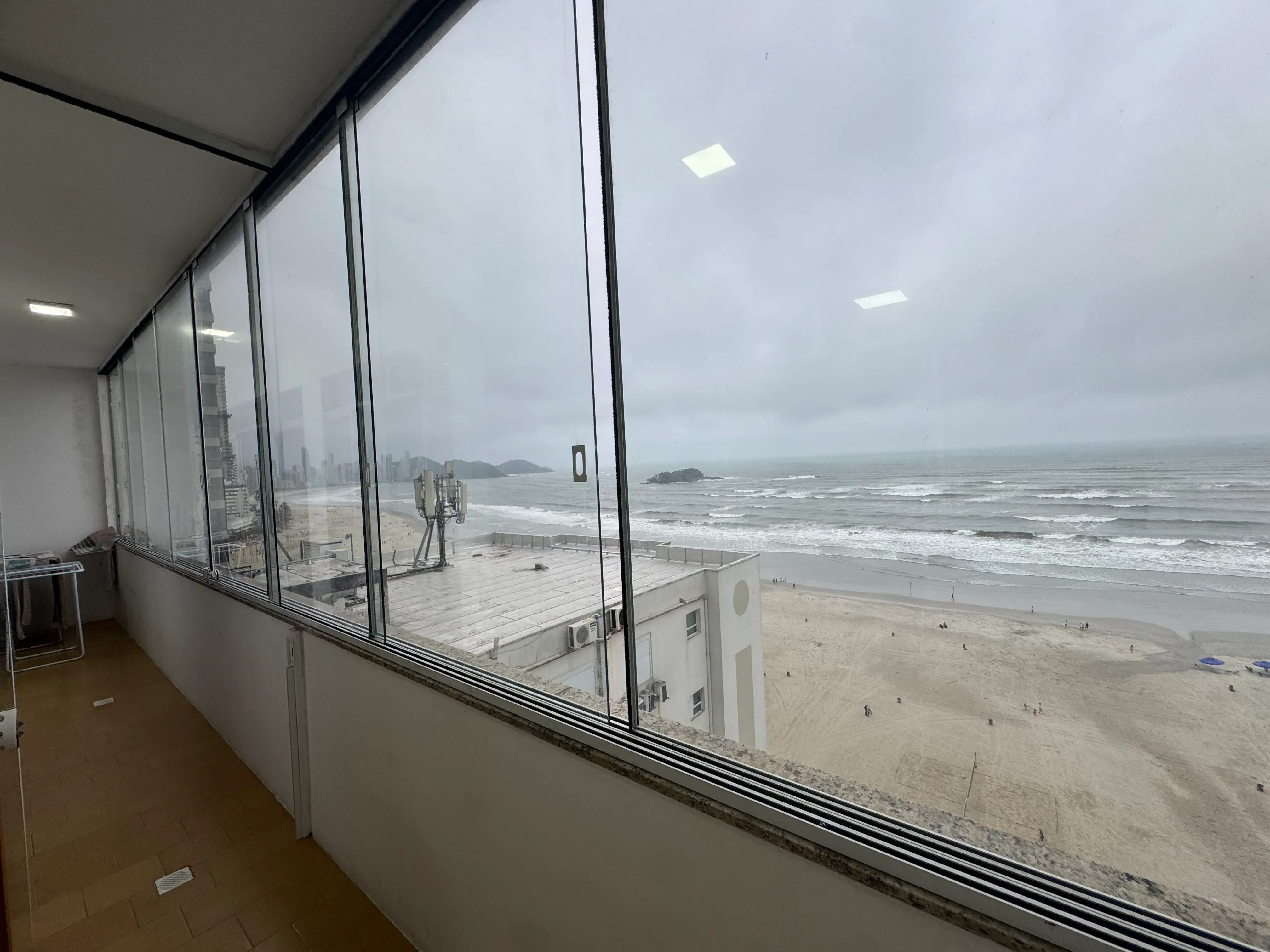 Apartamento frente mar com 3 dormitórios sendo 2 suítes e 1 vaga de garagem em Balneário Camboriú