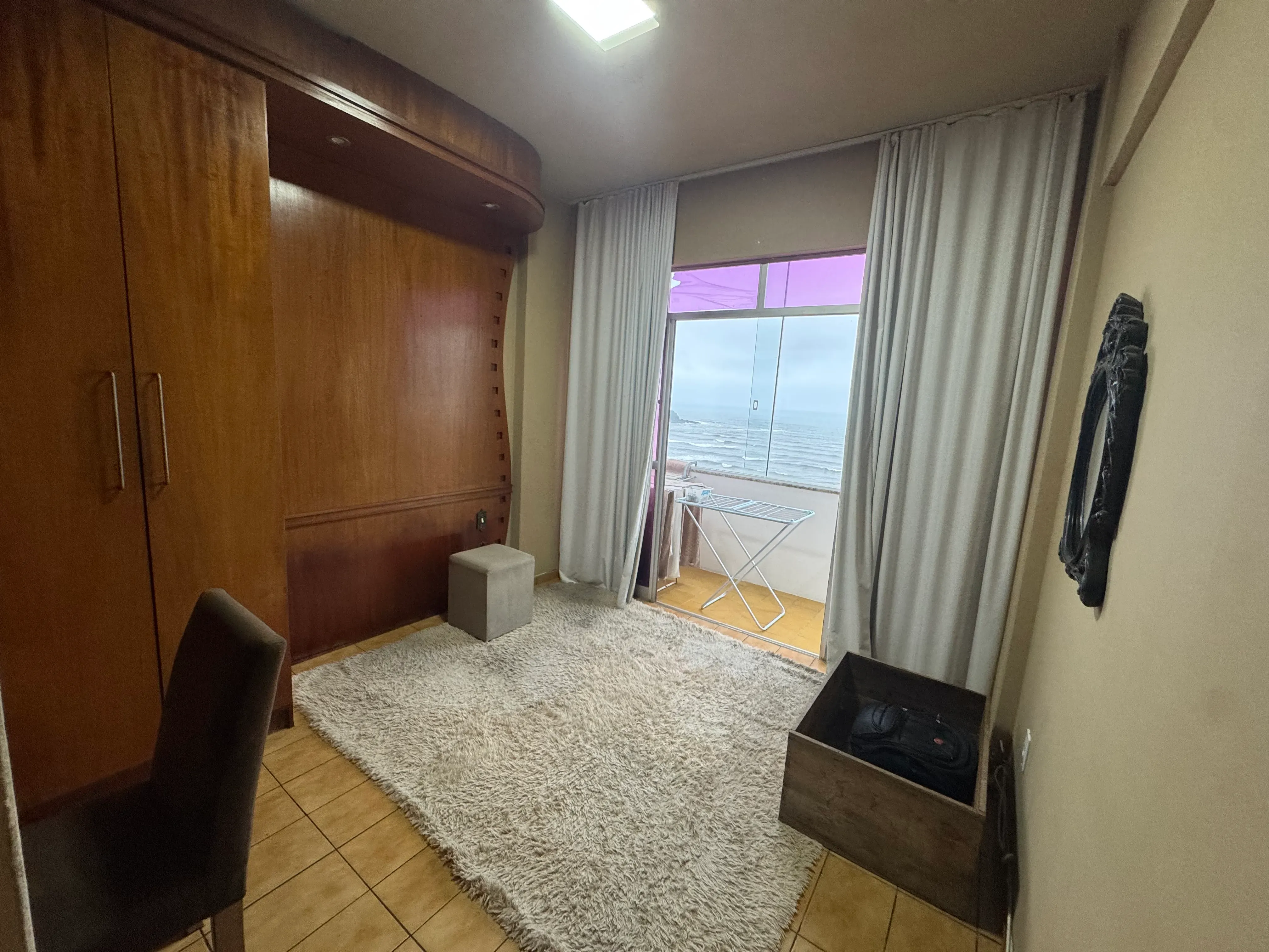 Apartamento frente mar com 3 dormitórios sendo 2 suítes e 1 vaga de garagem em Balneário Camboriú