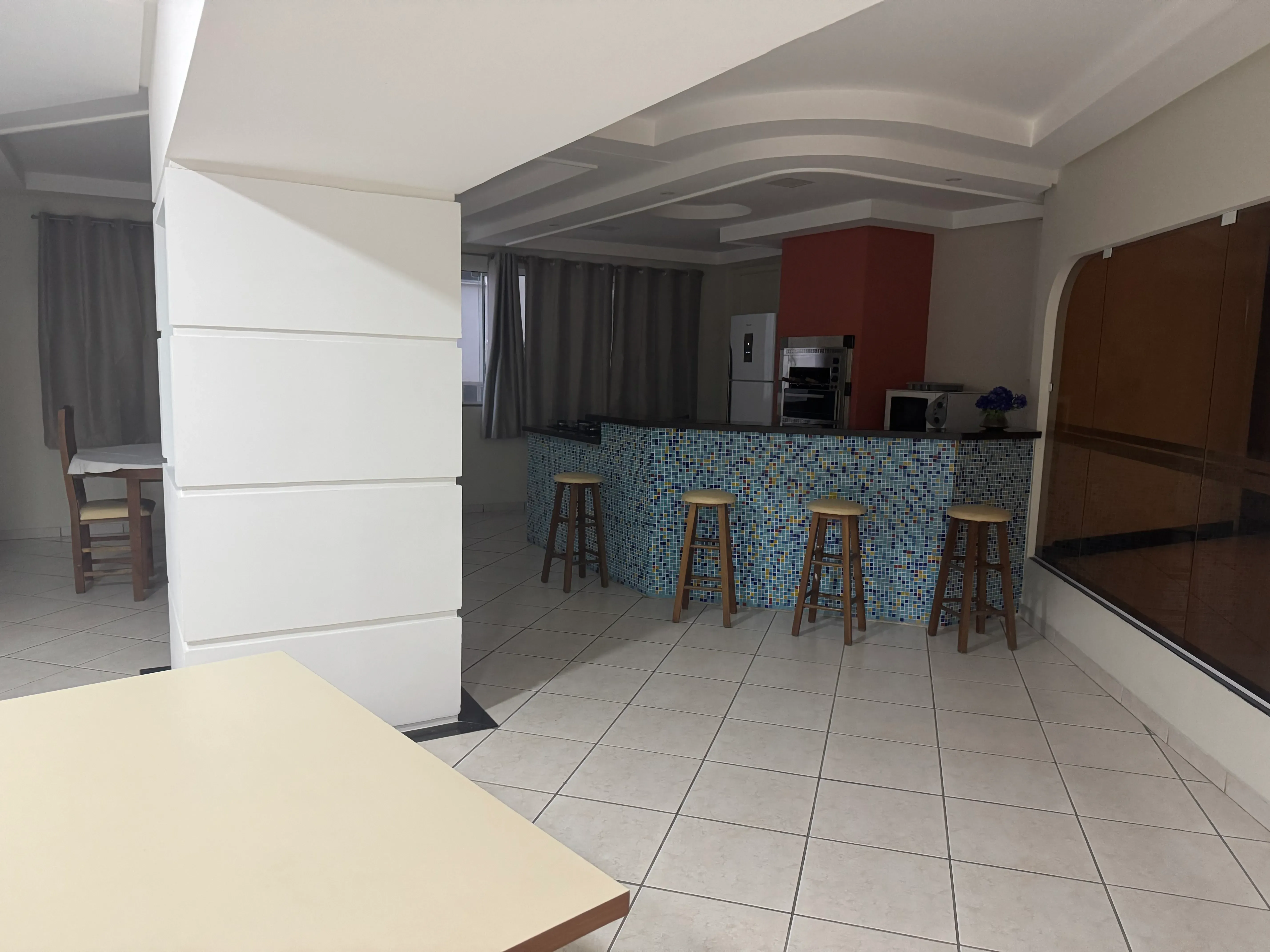 Apartamento frente mar com 3 dormitórios sendo 2 suítes e 1 vaga de garagem em Balneário Camboriú