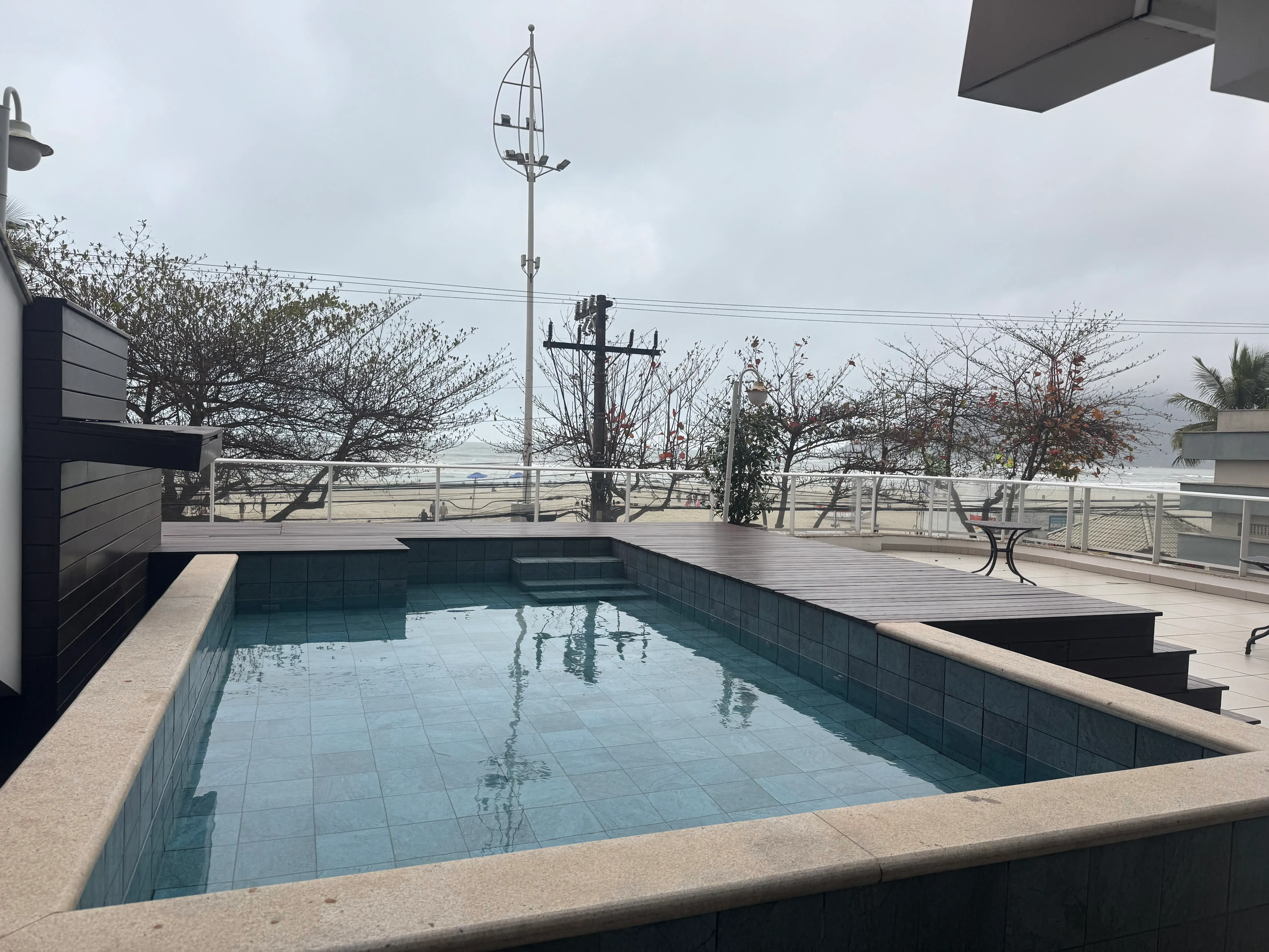 Apartamento frente mar com 3 dormitórios sendo 2 suítes e 1 vaga de garagem em Balneário Camboriú