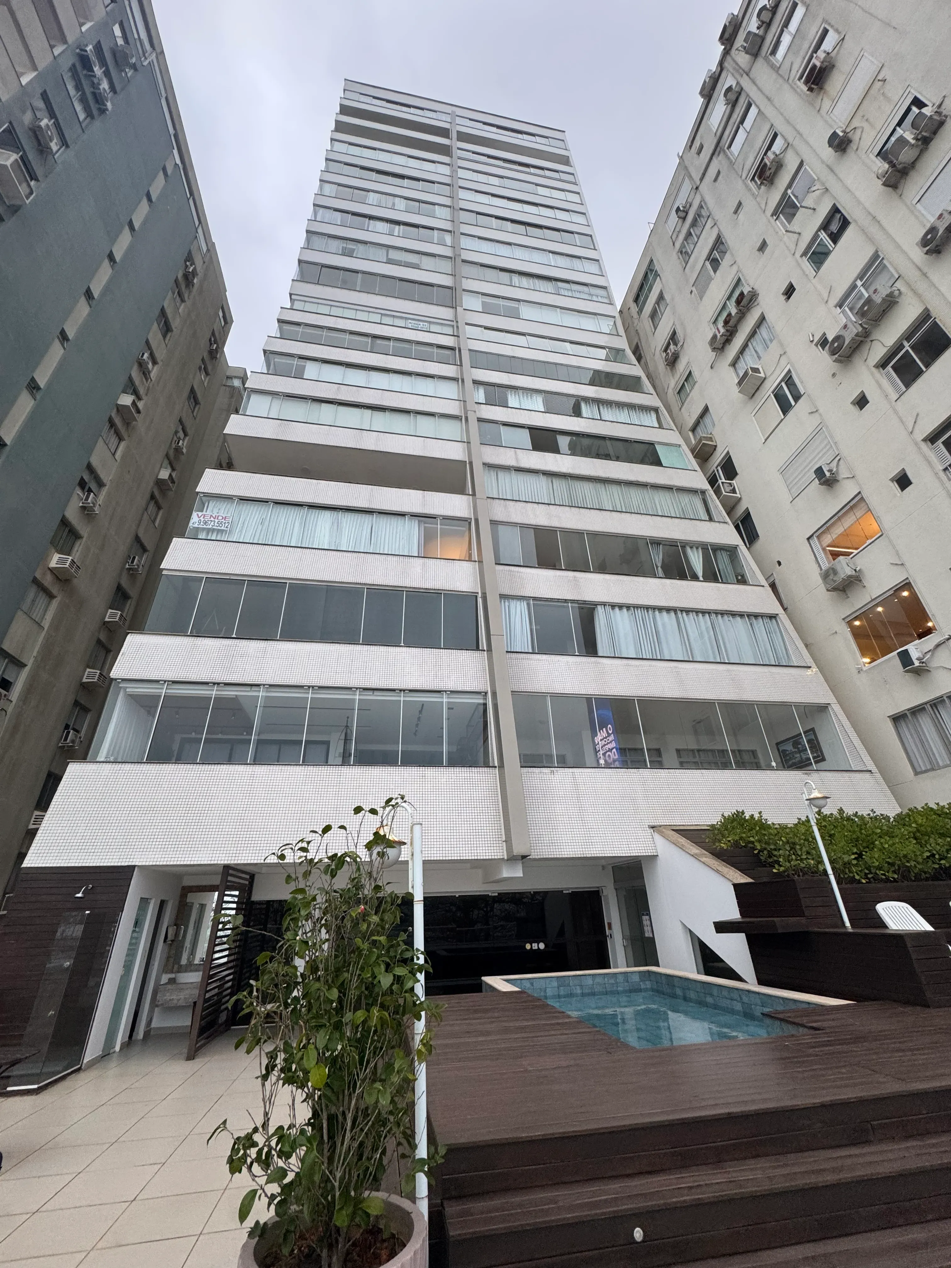 Apartamento frente mar com 3 dormitórios sendo 2 suítes e 1 vaga de garagem em Balneário Camboriú