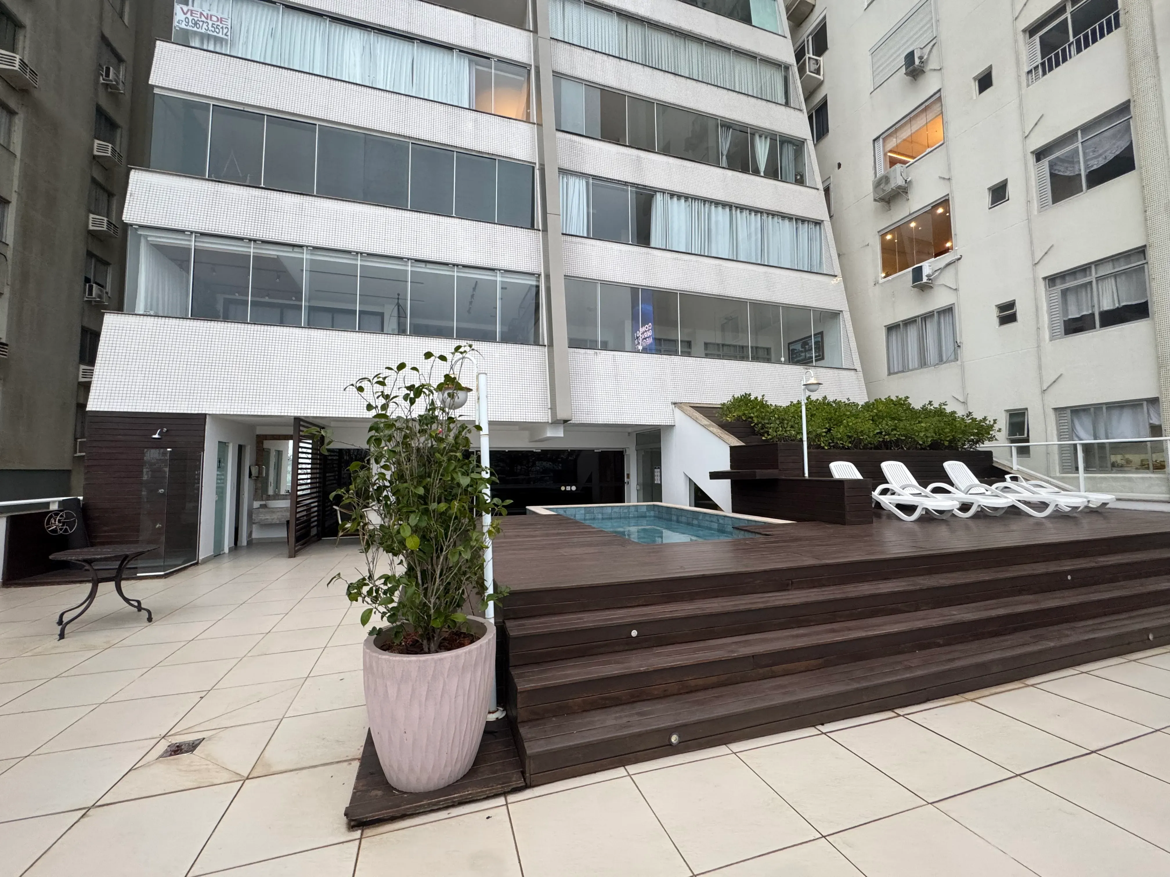 Apartamento frente mar com 3 dormitórios sendo 2 suítes e 1 vaga de garagem em Balneário Camboriú