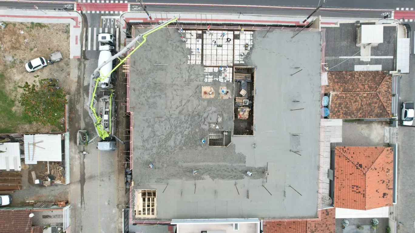 Apartamento com 2 dormitórios sendo 1 suíte e 1 vaga de garagem em Navegantes/SC