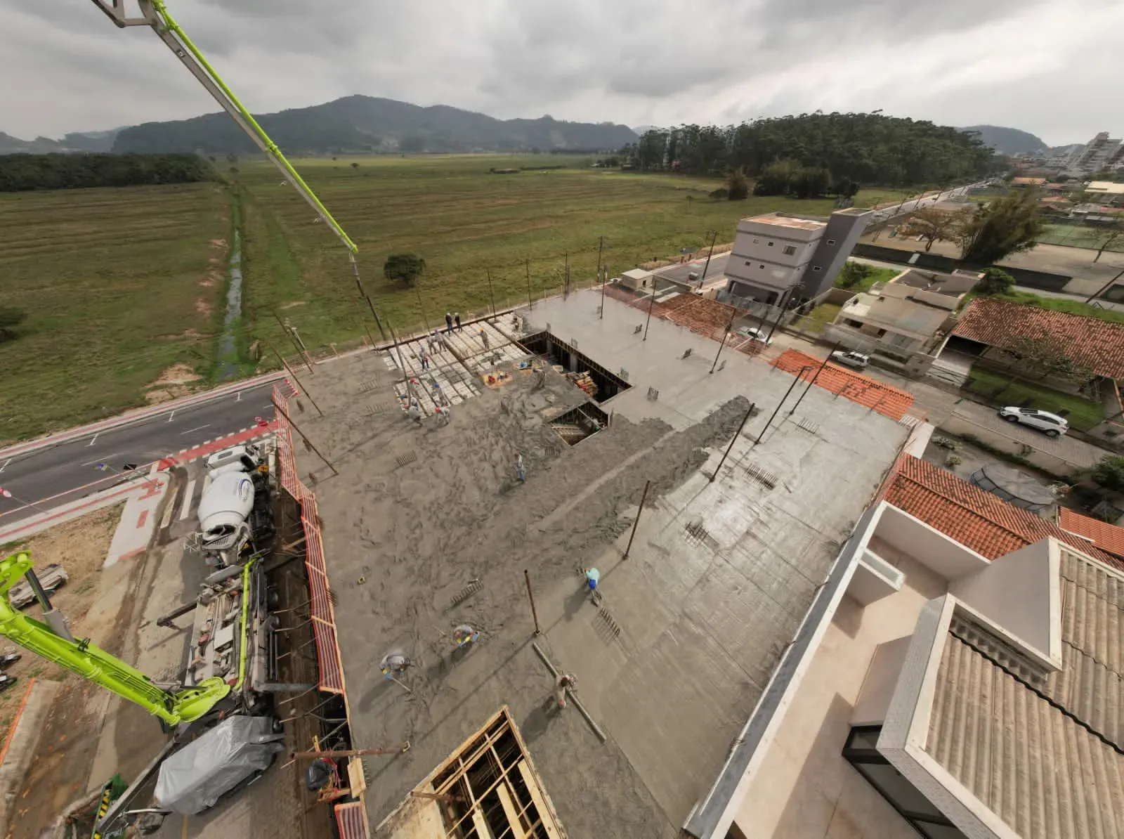 Apartamento com 2 dormitórios sendo 1 suíte e 1 vaga de garagem em Navegantes/SC