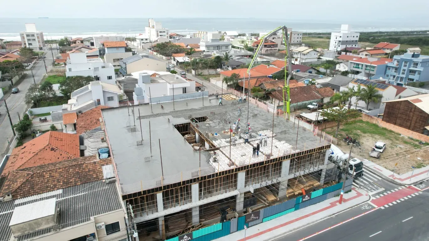 Apartamento com 2 dormitórios sendo 1 suíte e 1 vaga de garagem em Navegantes/SC