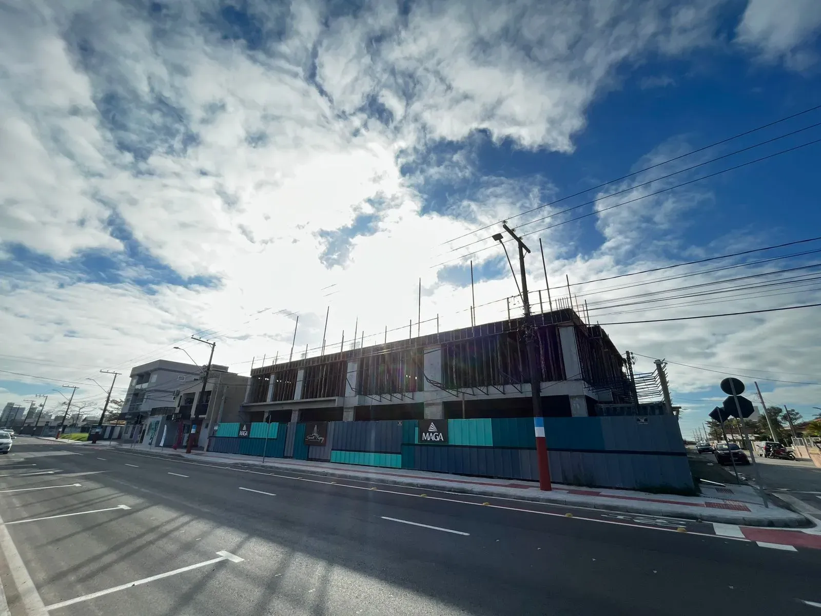 Apartamento com 2 dormitórios sendo 1 suíte e 1 vaga de garagem em Navegantes/SC