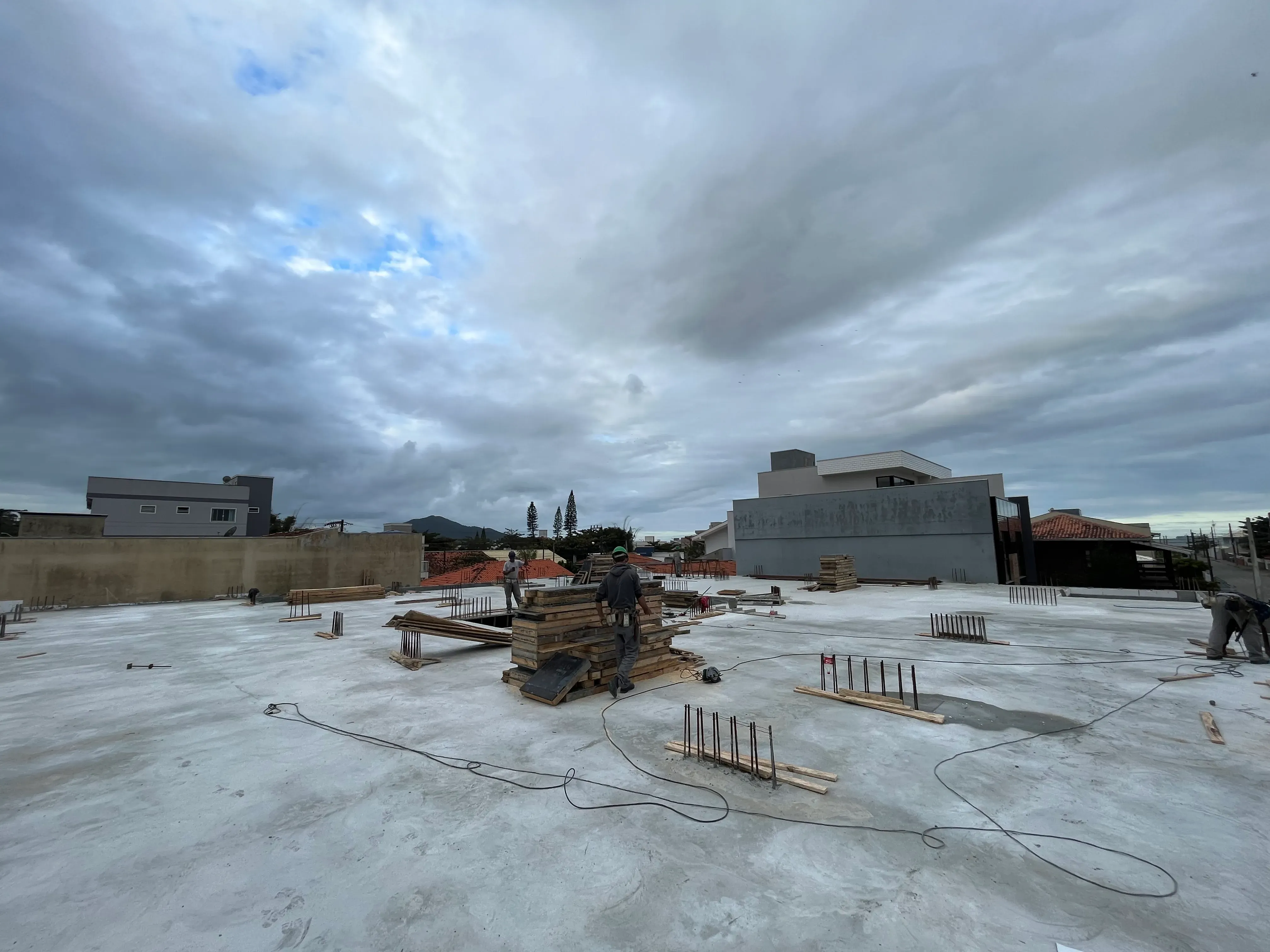 Apartamento com 2 dormitórios sendo 1 suíte e 1 vaga de garagem em Navegantes/SC