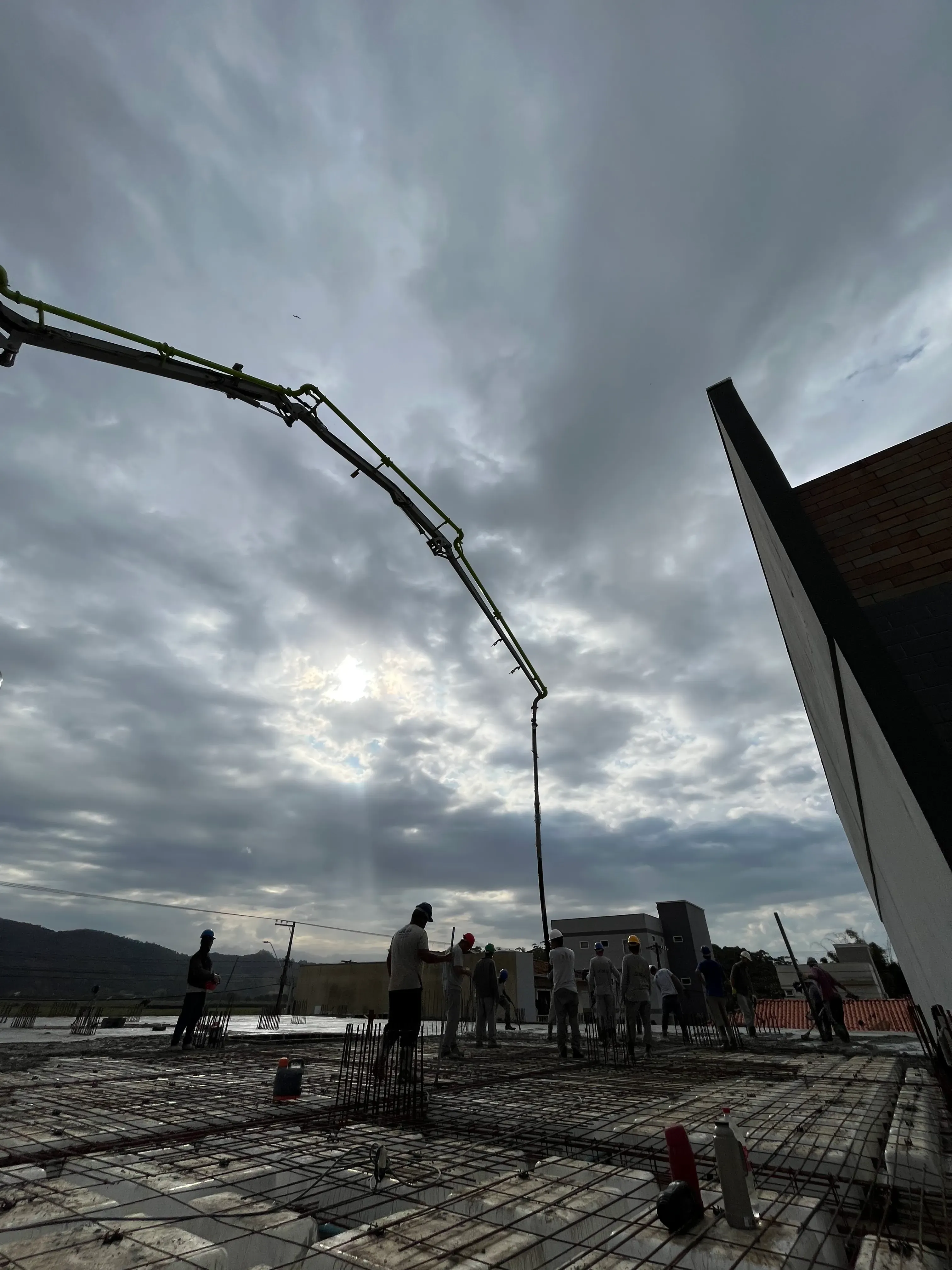 Apartamento com 2 dormitórios sendo 1 suíte e 1 vaga de garagem em Navegantes/SC