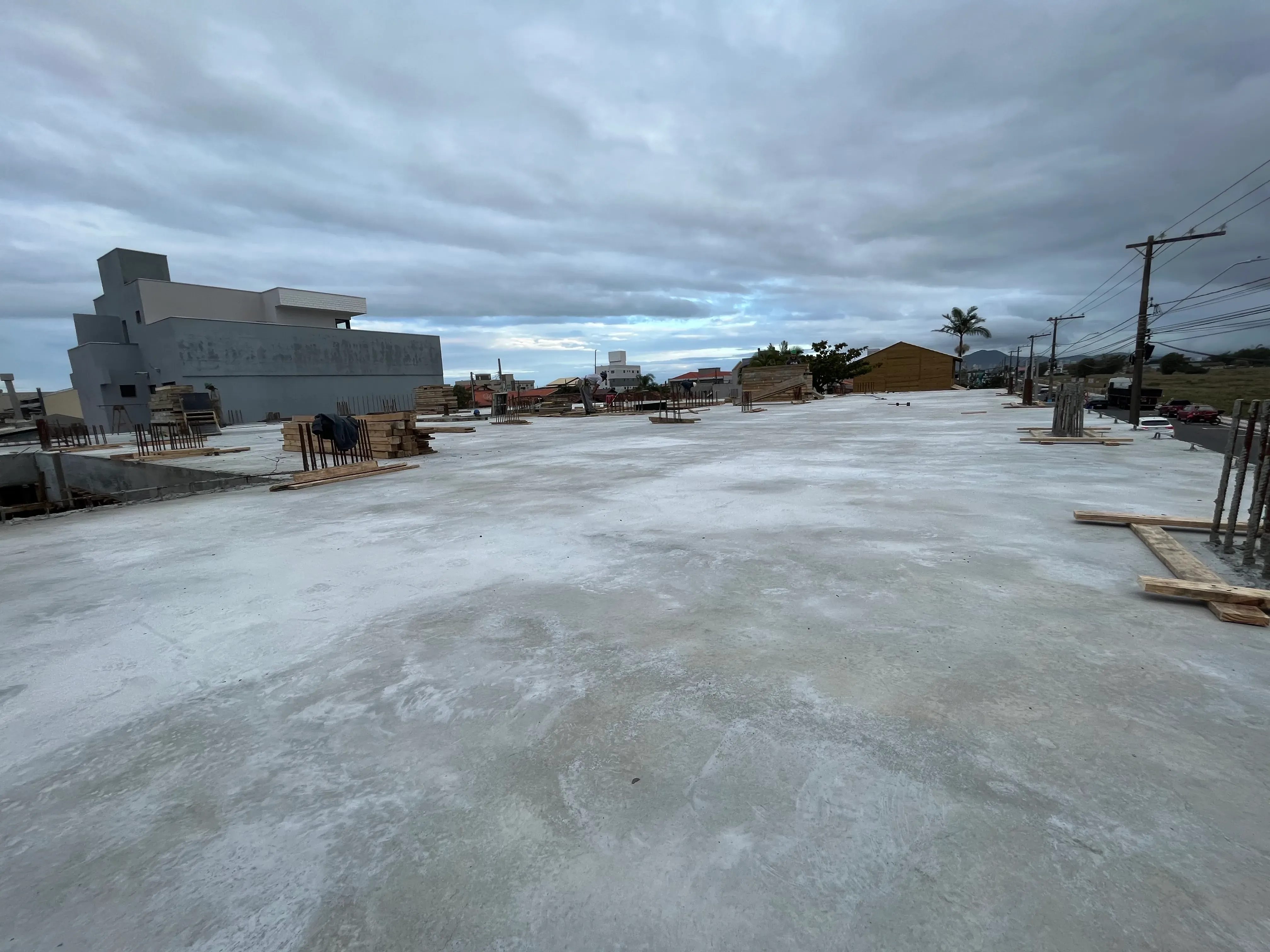 Apartamento com 2 dormitórios sendo 1 suíte e 1 vaga de garagem em Navegantes/SC