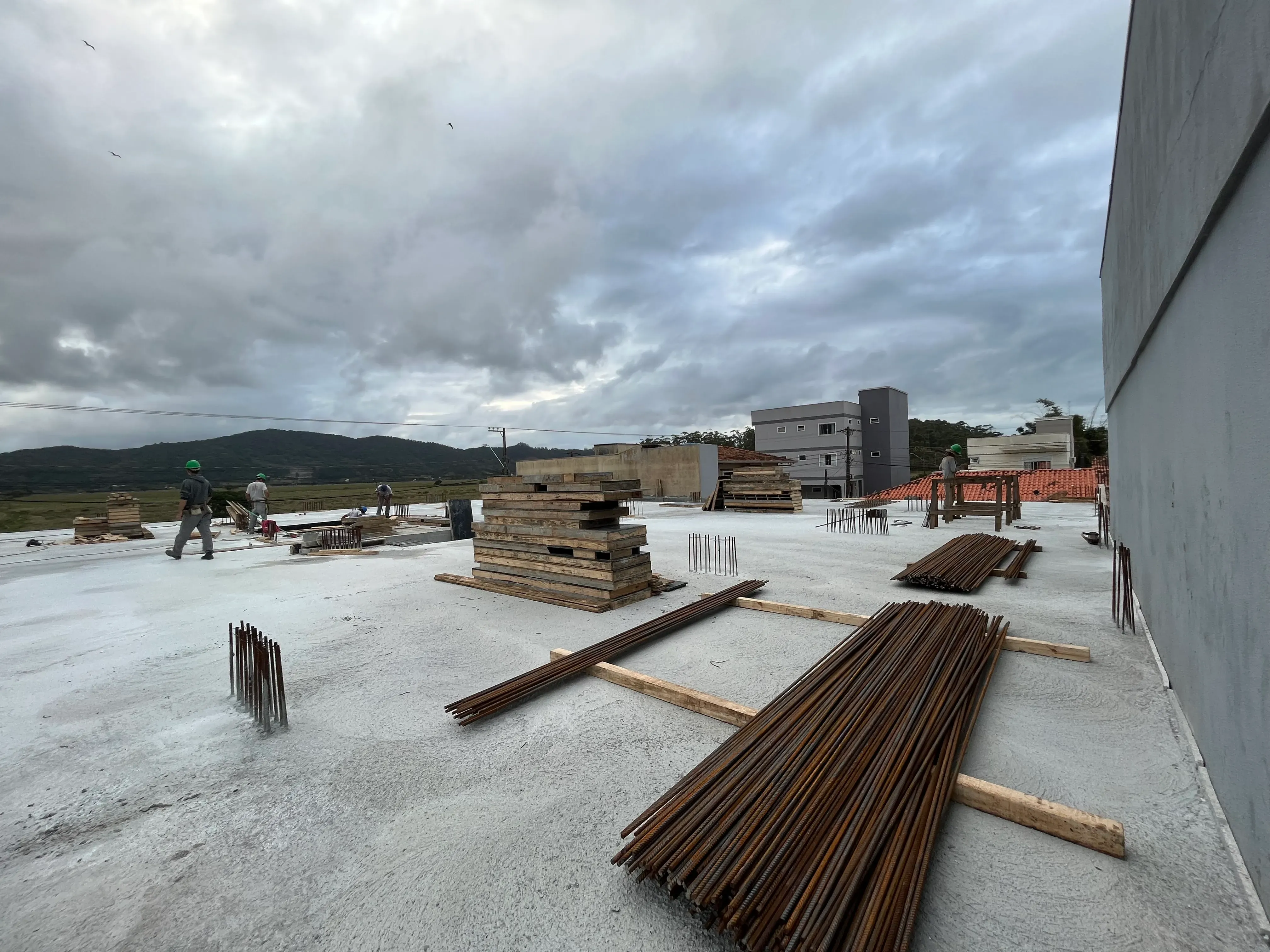 Apartamento com 2 dormitórios sendo 1 suíte e 1 vaga de garagem em Navegantes/SC