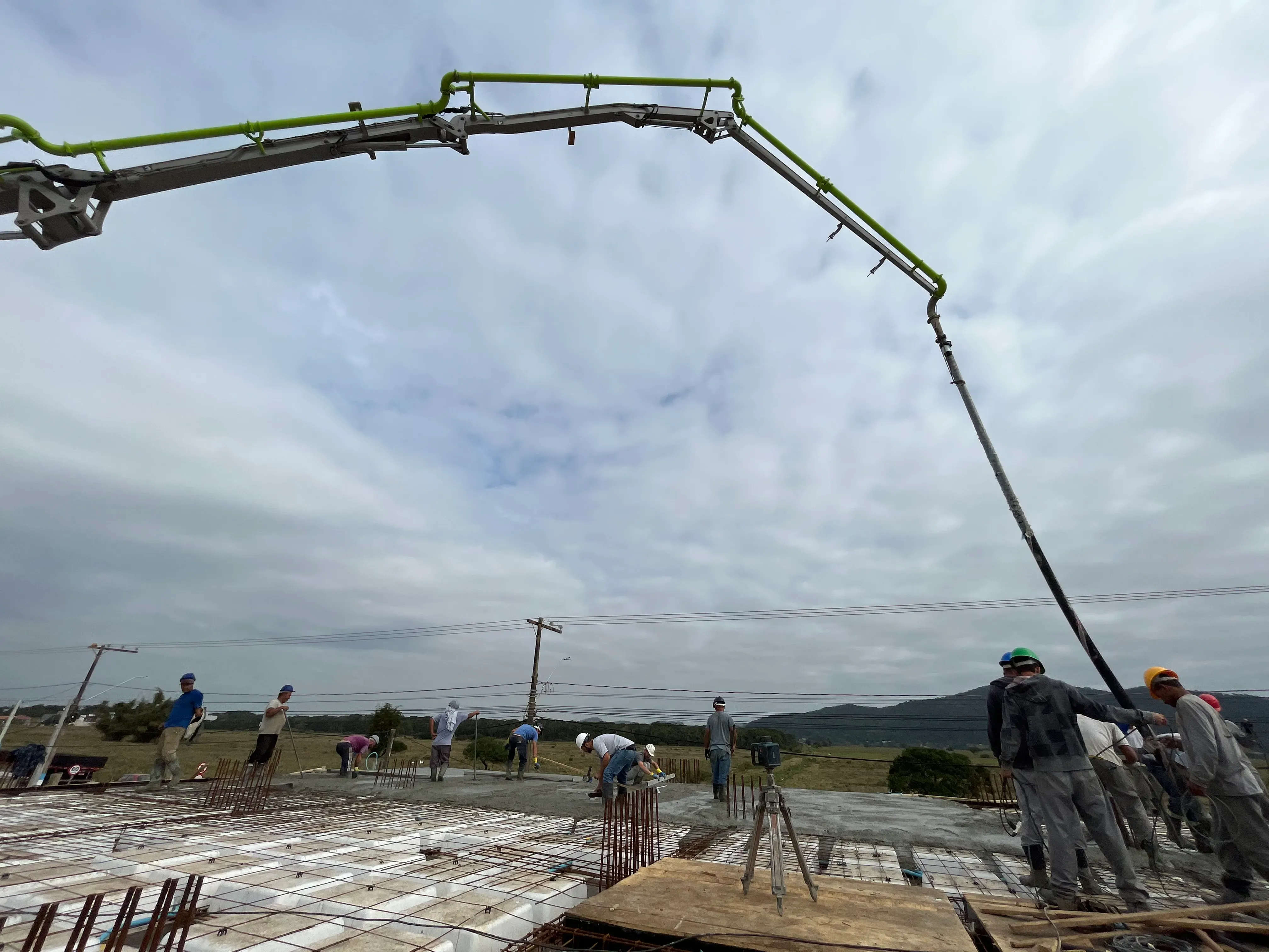 Apartamento com 2 dormitórios sendo 1 suíte e 1 vaga de garagem em Navegantes/SC