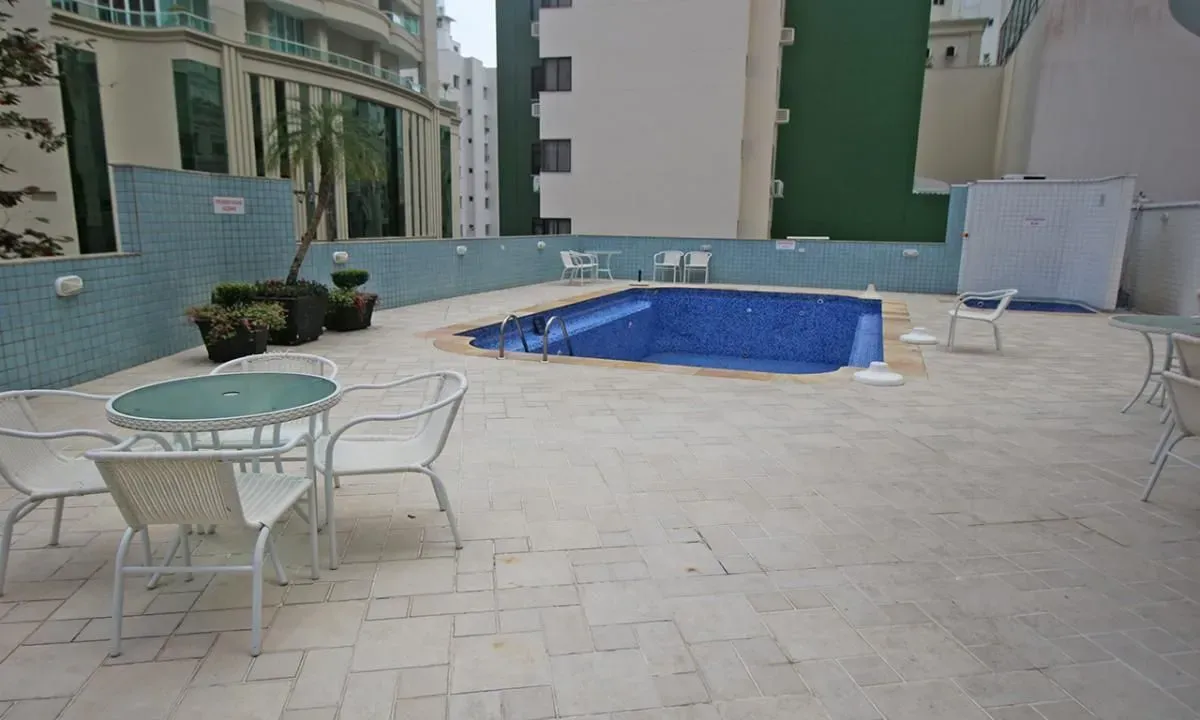 Apartamento quadra mar com 3 dormitórios sendo 1 suíte e 1 vaga de garagem em Balneário Camboriú/SC