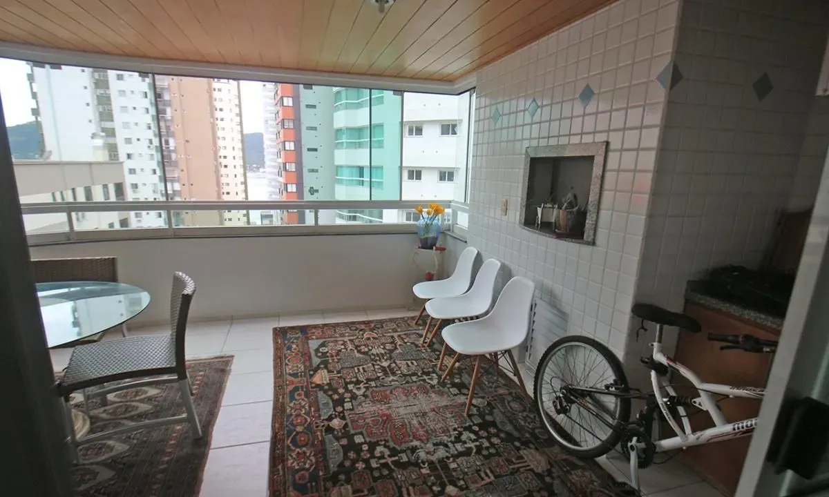 Apartamento quadra mar com 3 dormitórios sendo 1 suíte e 1 vaga de garagem em Balneário Camboriú/SC