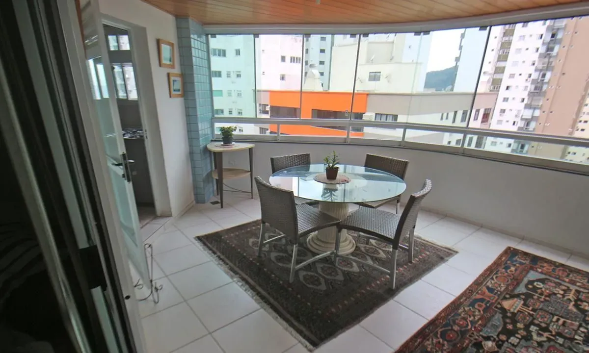 Apartamento quadra mar com 3 dormitórios sendo 1 suíte e 1 vaga de garagem em Balneário Camboriú/SC