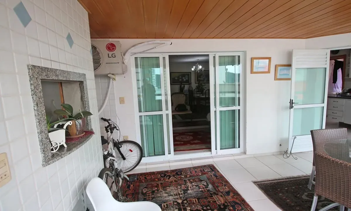 Apartamento quadra mar com 3 dormitórios sendo 1 suíte e 1 vaga de garagem em Balneário Camboriú/SC