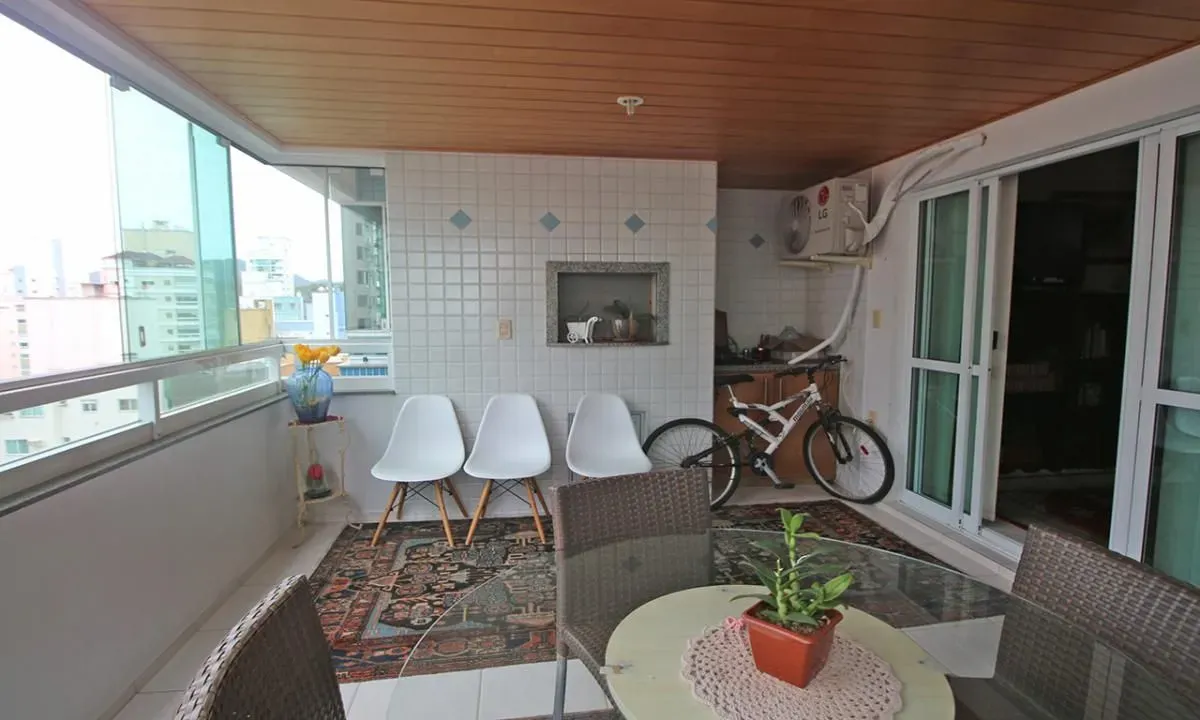 Apartamento quadra mar com 3 dormitórios sendo 1 suíte e 1 vaga de garagem em Balneário Camboriú/SC