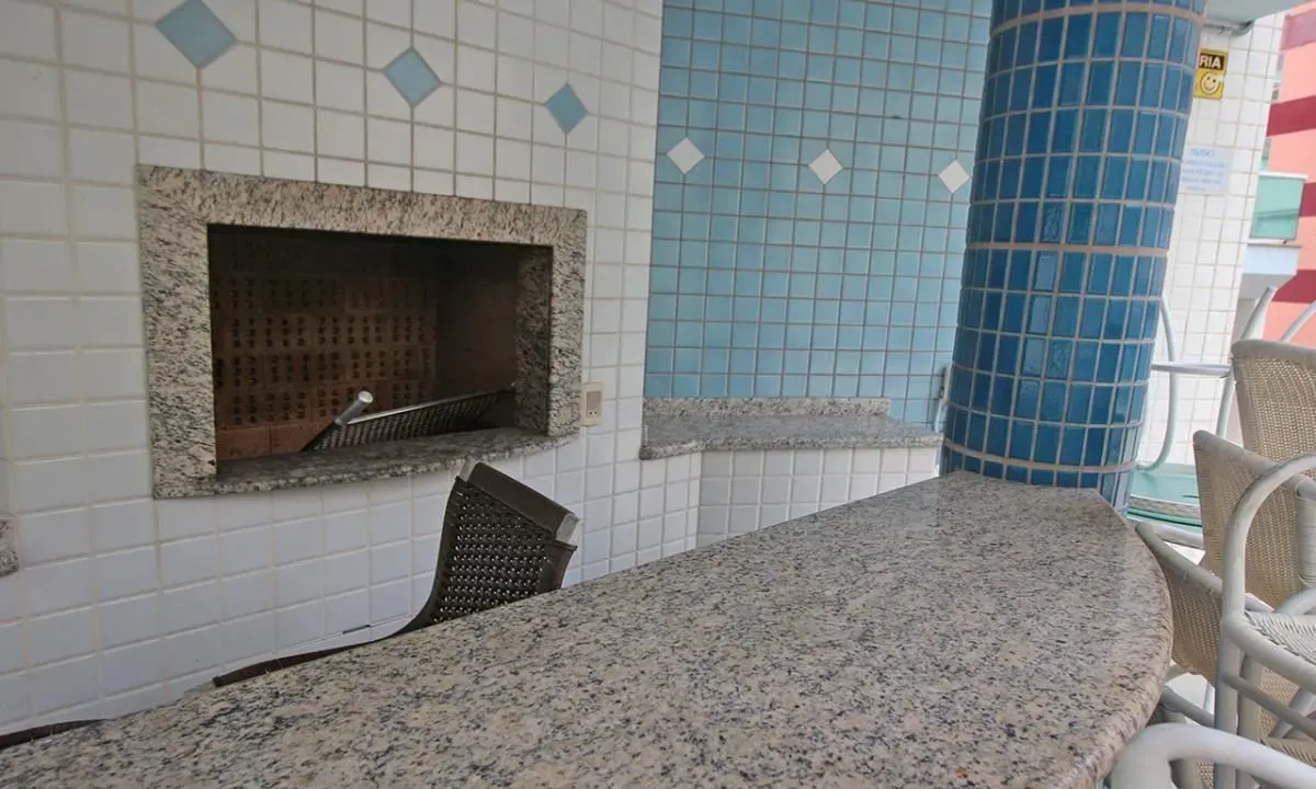 Apartamento quadra mar com 3 dormitórios sendo 1 suíte e 1 vaga de garagem em Balneário Camboriú/SC