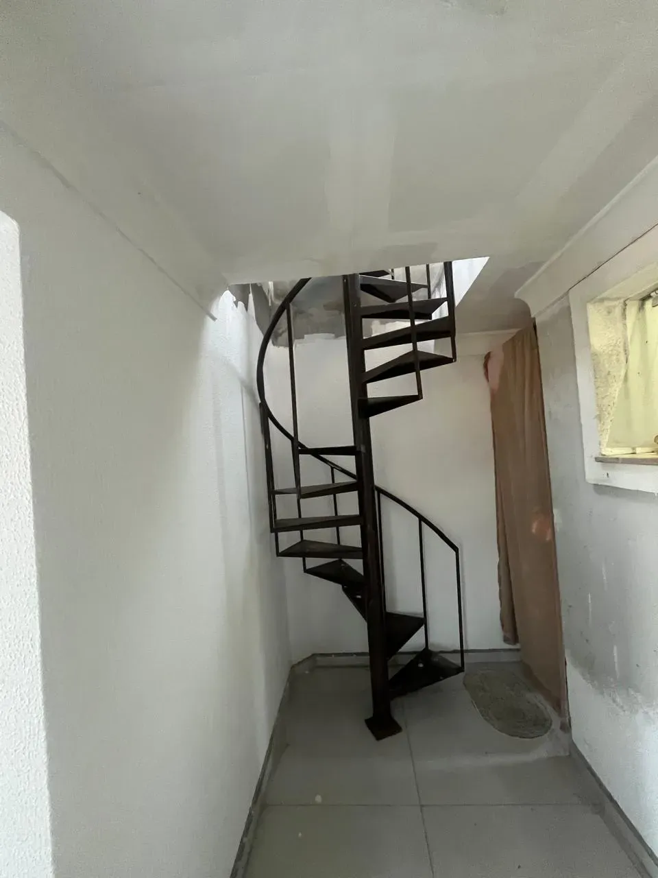 Casa com 4 dormitórios sendo 2 suítes e 2 vagas de garagem em Governador Celso Ramos/SC