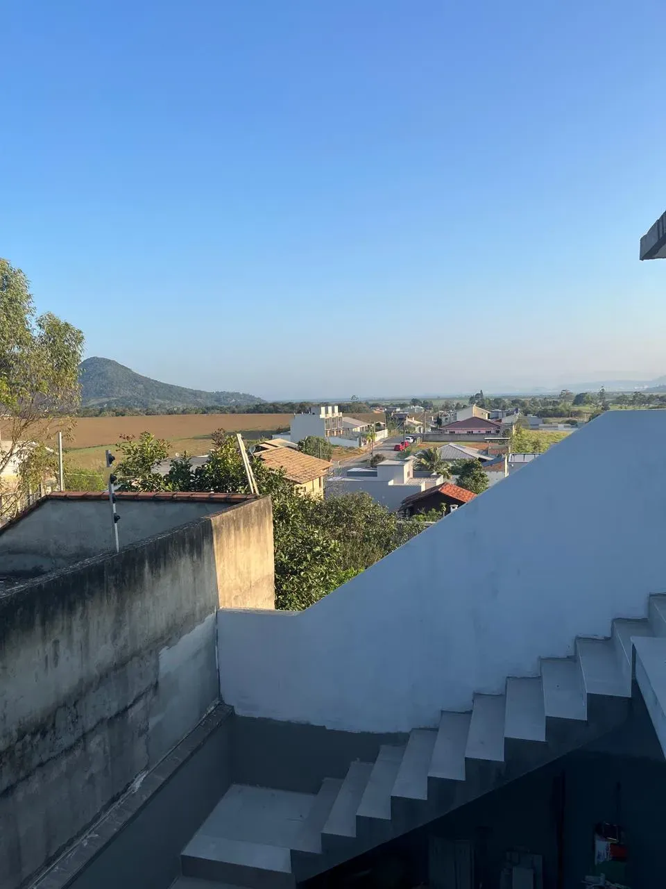 Casa com 4 dormitórios sendo 2 suítes e 2 vagas de garagem em Governador Celso Ramos/SC