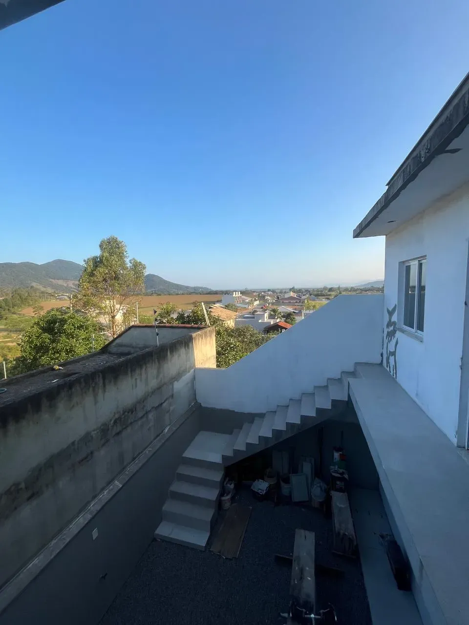 Casa com 4 dormitórios sendo 2 suítes e 2 vagas de garagem em Governador Celso Ramos/SC