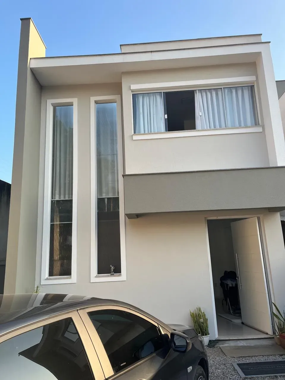 Casa com 4 dormitórios sendo 2 suítes e 2 vagas de garagem em Governador Celso Ramos/SC