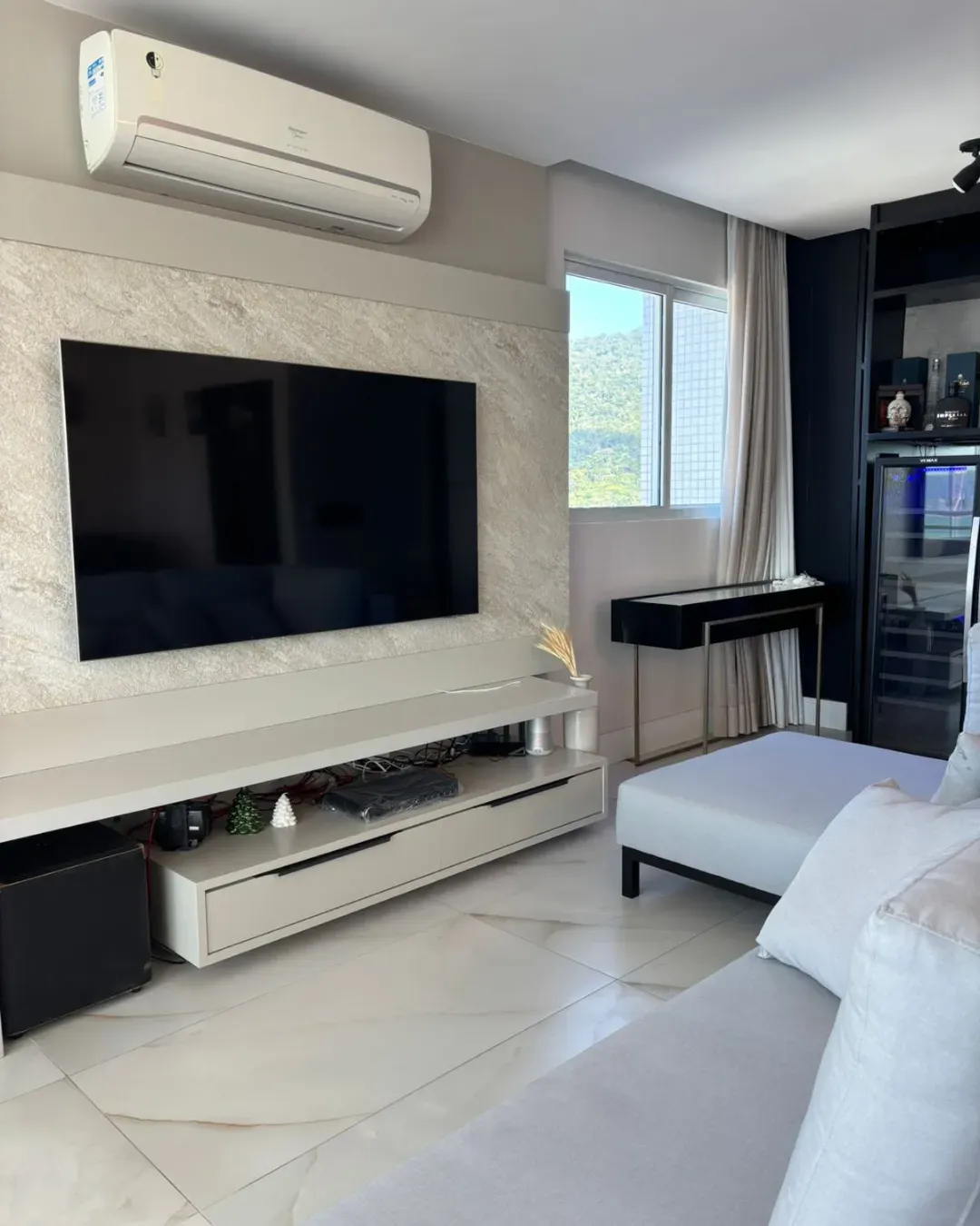 Apartamento com 4 dormitórios sendo 3 suítes e 3 vagas de garagem em Balneário Camboriú/SC