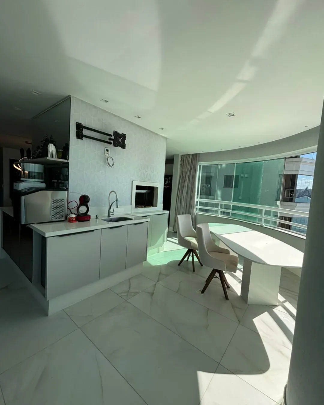 Apartamento com 4 dormitórios sendo 3 suítes e 3 vagas de garagem em Balneário Camboriú/SC