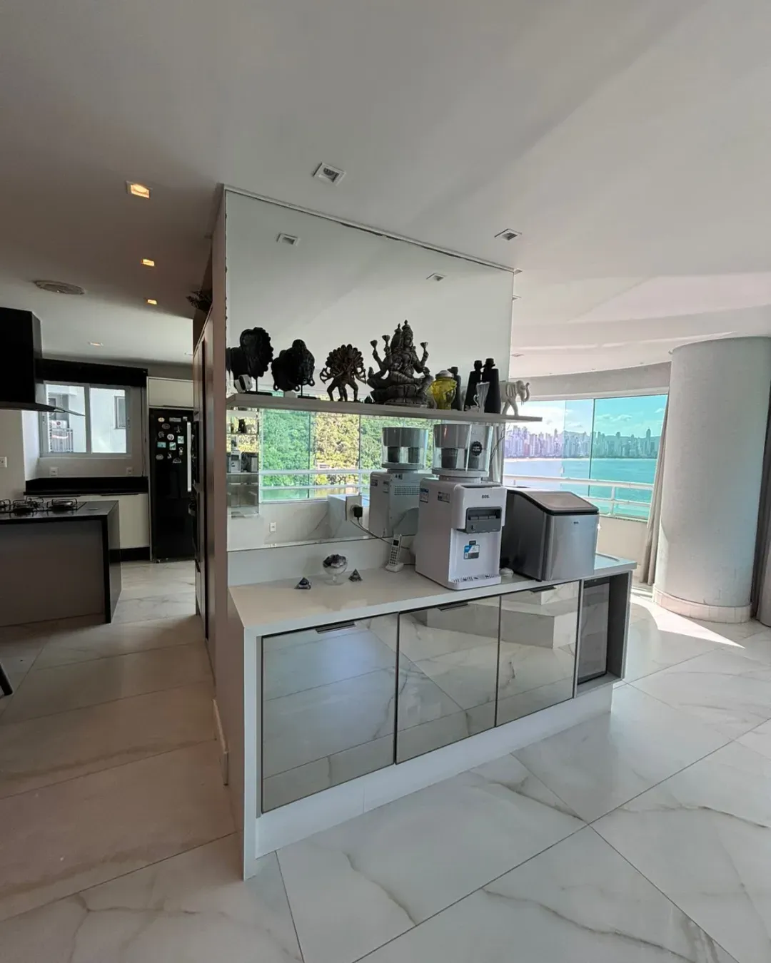 Apartamento com 4 dormitórios sendo 3 suítes e 3 vagas de garagem em Balneário Camboriú/SC