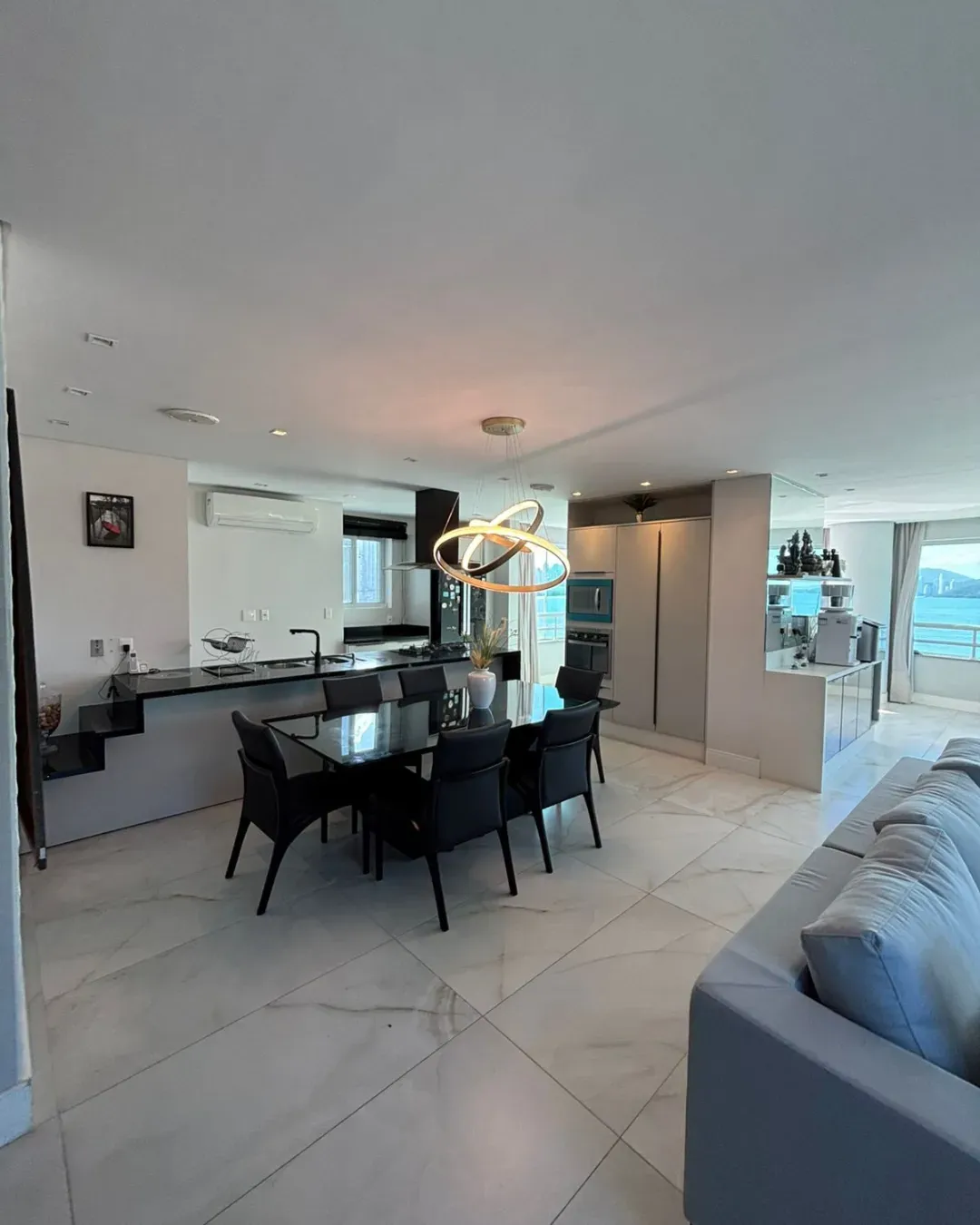 Apartamento com 4 dormitórios sendo 3 suítes e 3 vagas de garagem em Balneário Camboriú/SC