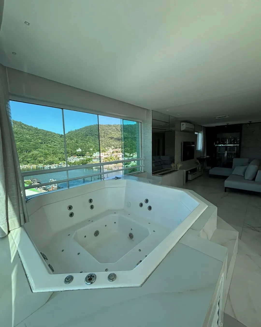 Apartamento com 4 dormitórios sendo 3 suítes e 3 vagas de garagem em Balneário Camboriú/SC