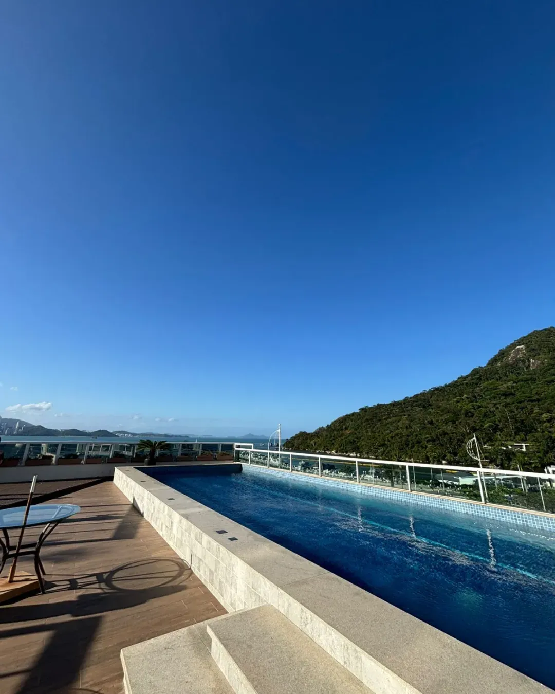 Apartamento com 4 dormitórios sendo 3 suítes e 3 vagas de garagem em Balneário Camboriú/SC