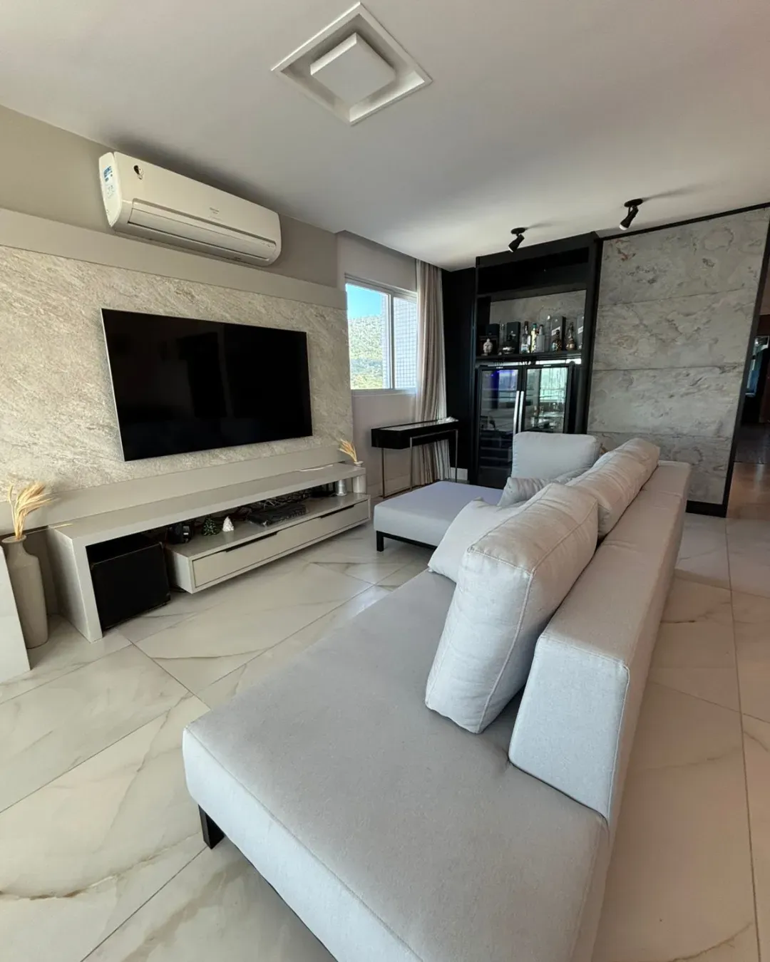 Apartamento com 4 dormitórios sendo 3 suítes e 3 vagas de garagem em Balneário Camboriú/SC