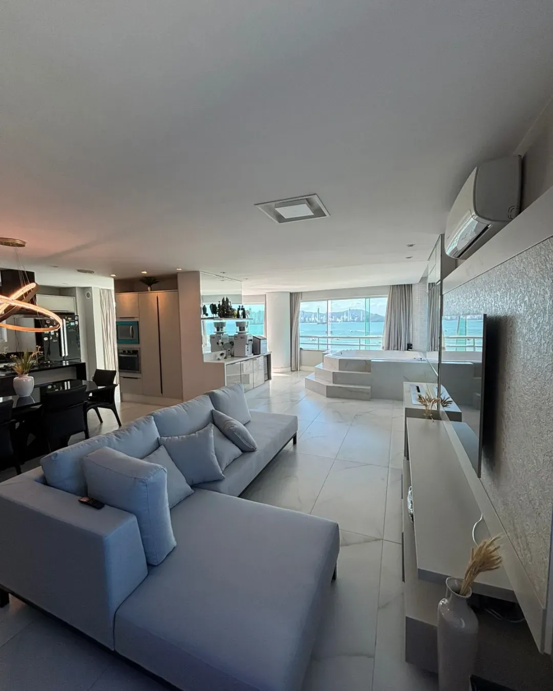 Apartamento com 4 dormitórios sendo 3 suítes e 3 vagas de garagem em Balneário Camboriú/SC