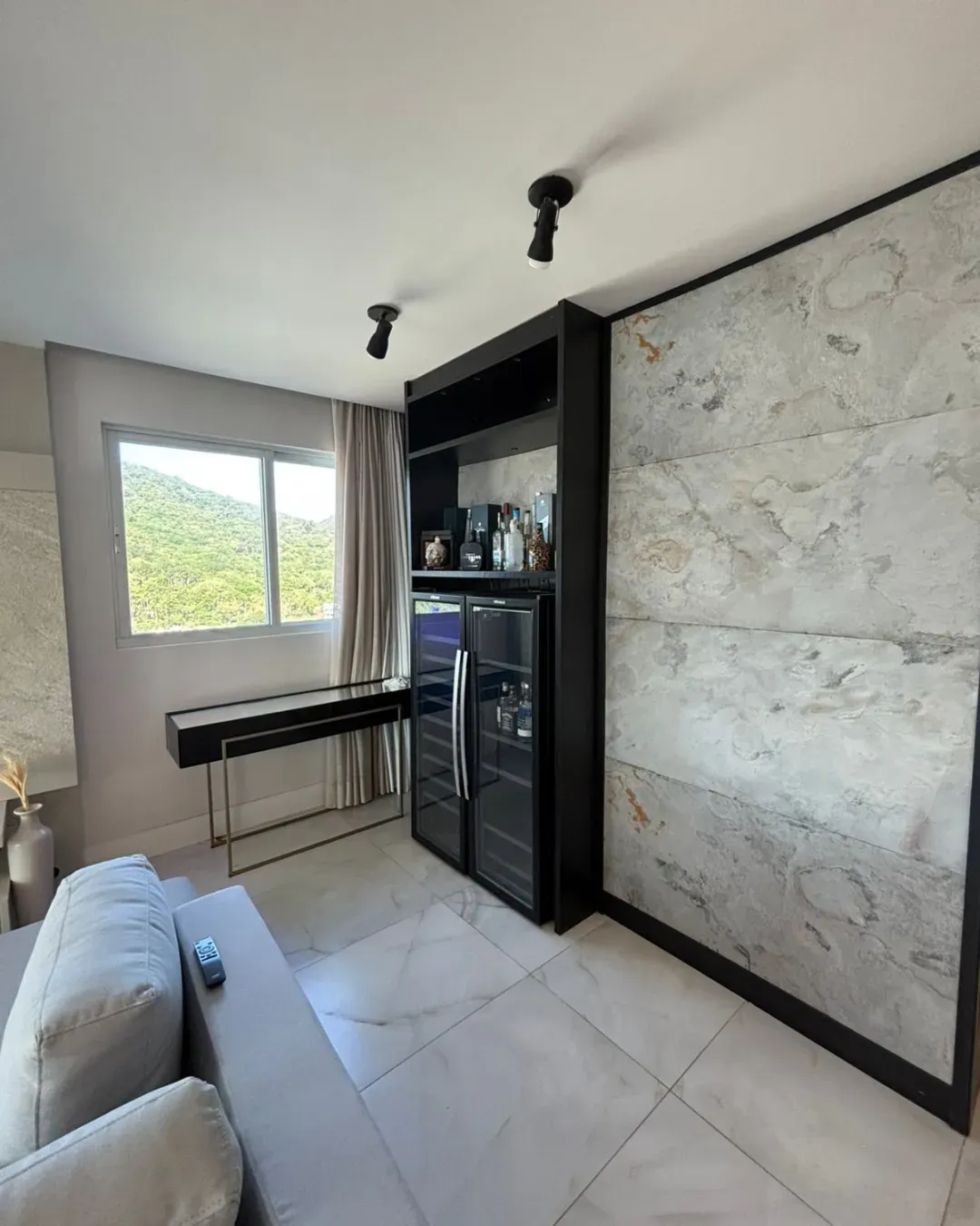 Apartamento com 4 dormitórios sendo 3 suítes e 3 vagas de garagem em Balneário Camboriú/SC