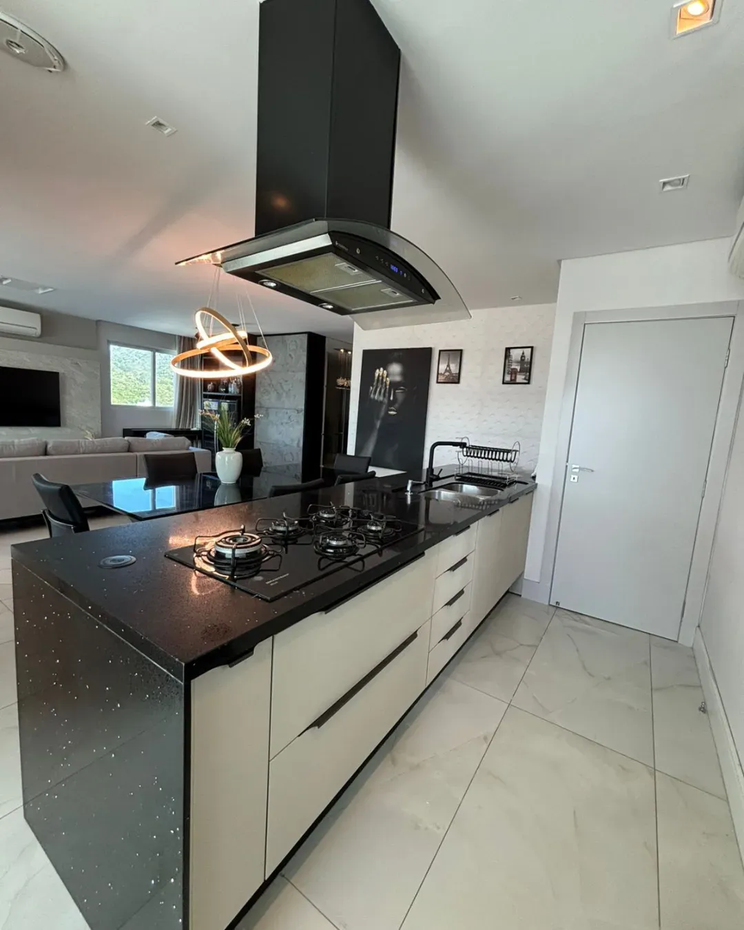 Apartamento com 4 dormitórios sendo 3 suítes e 3 vagas de garagem em Balneário Camboriú/SC